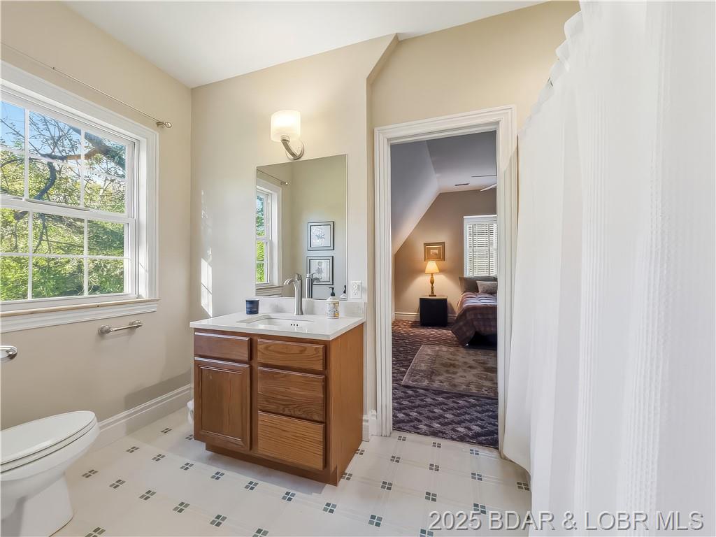 Camdenton, Missouri, 65020, United States, 4 Bedrooms Bedrooms, ,5 BathroomsBathrooms,Residential,For Sale,1989122