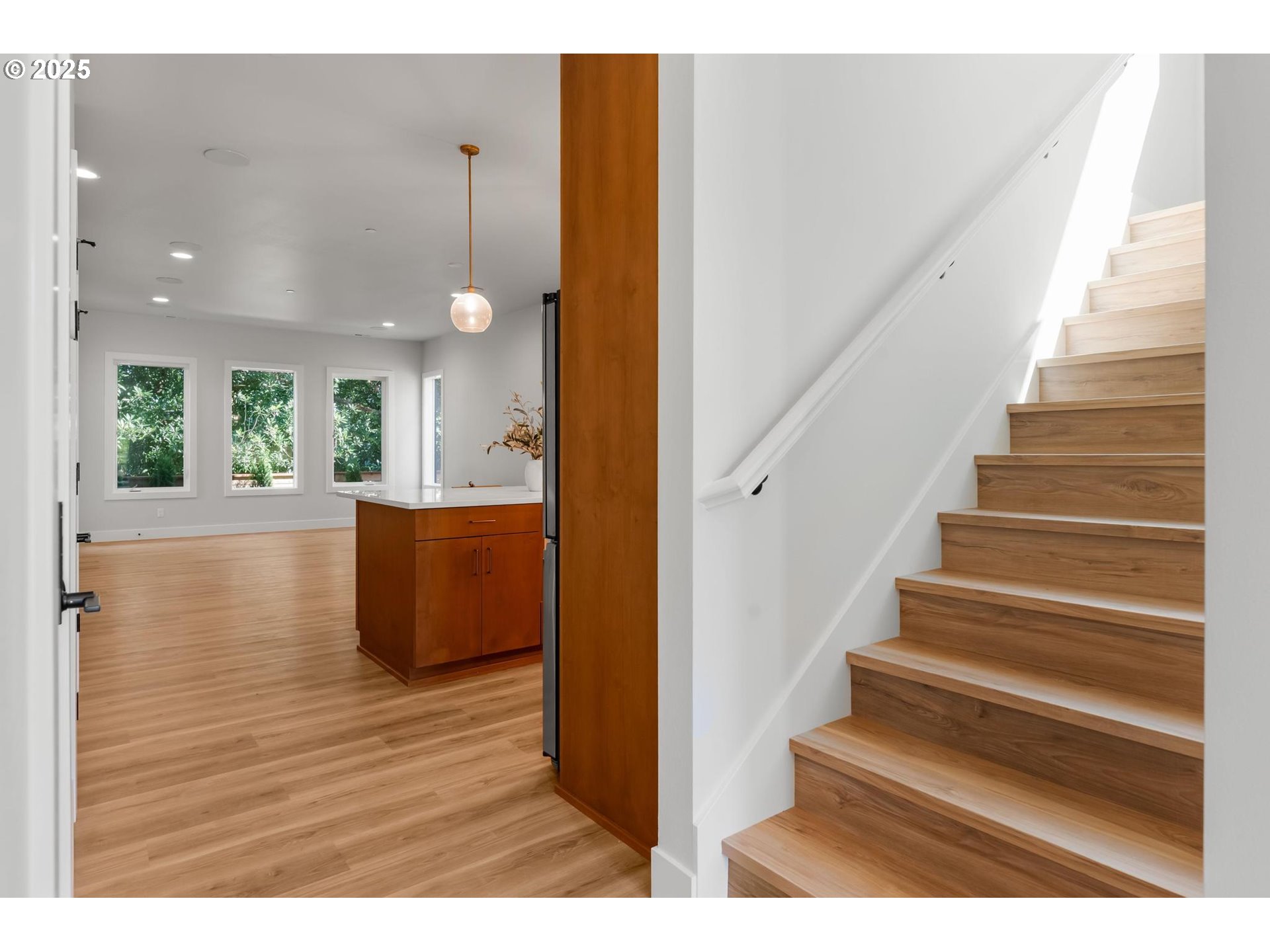 Portland, Oregon, 97219, United States, 3 Bedrooms Bedrooms, ,2 BathroomsBathrooms,Residential,For Sale,1699870