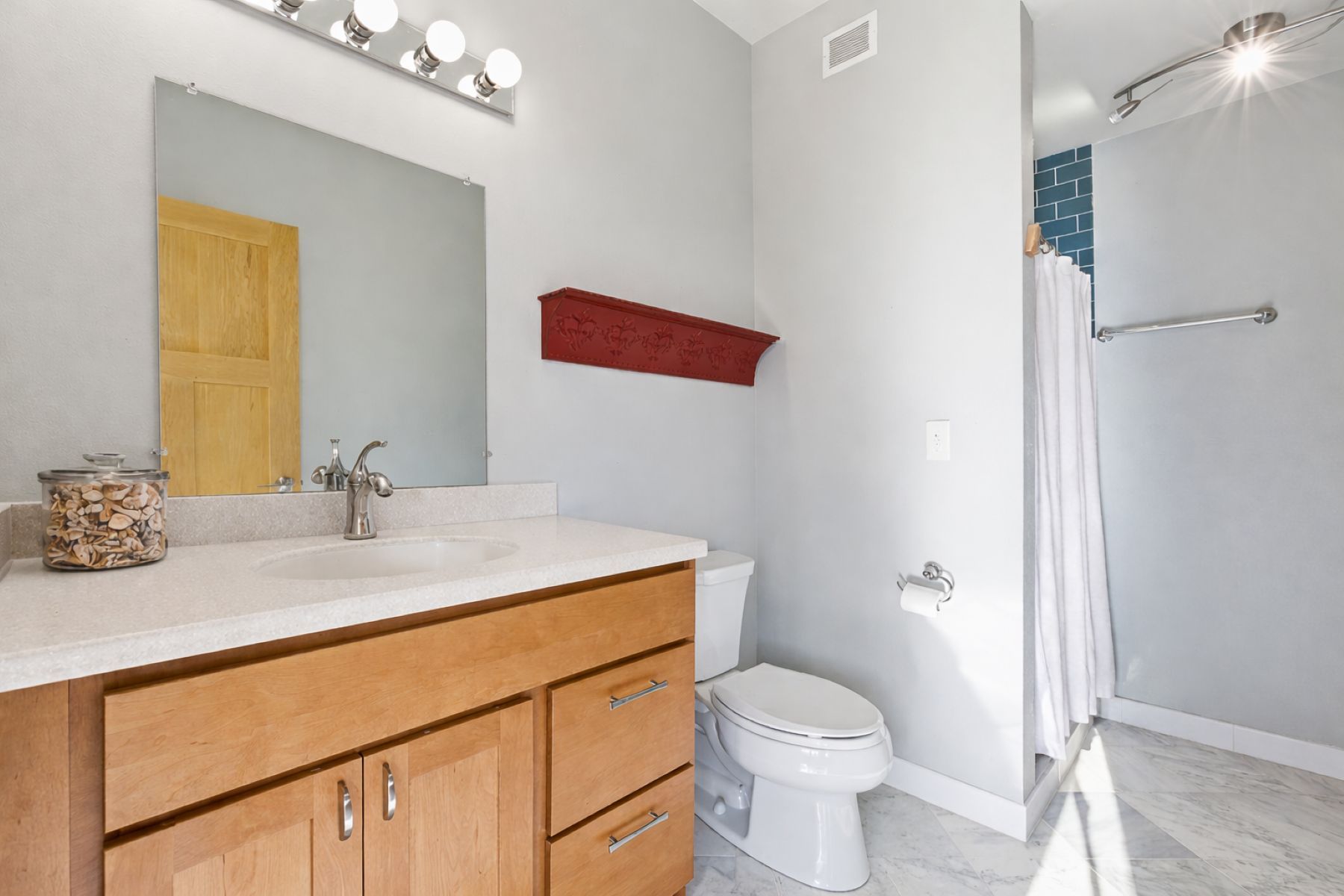  Unique Mid-Century Modern Retreat in a Private Wooded Setting - 物件實景