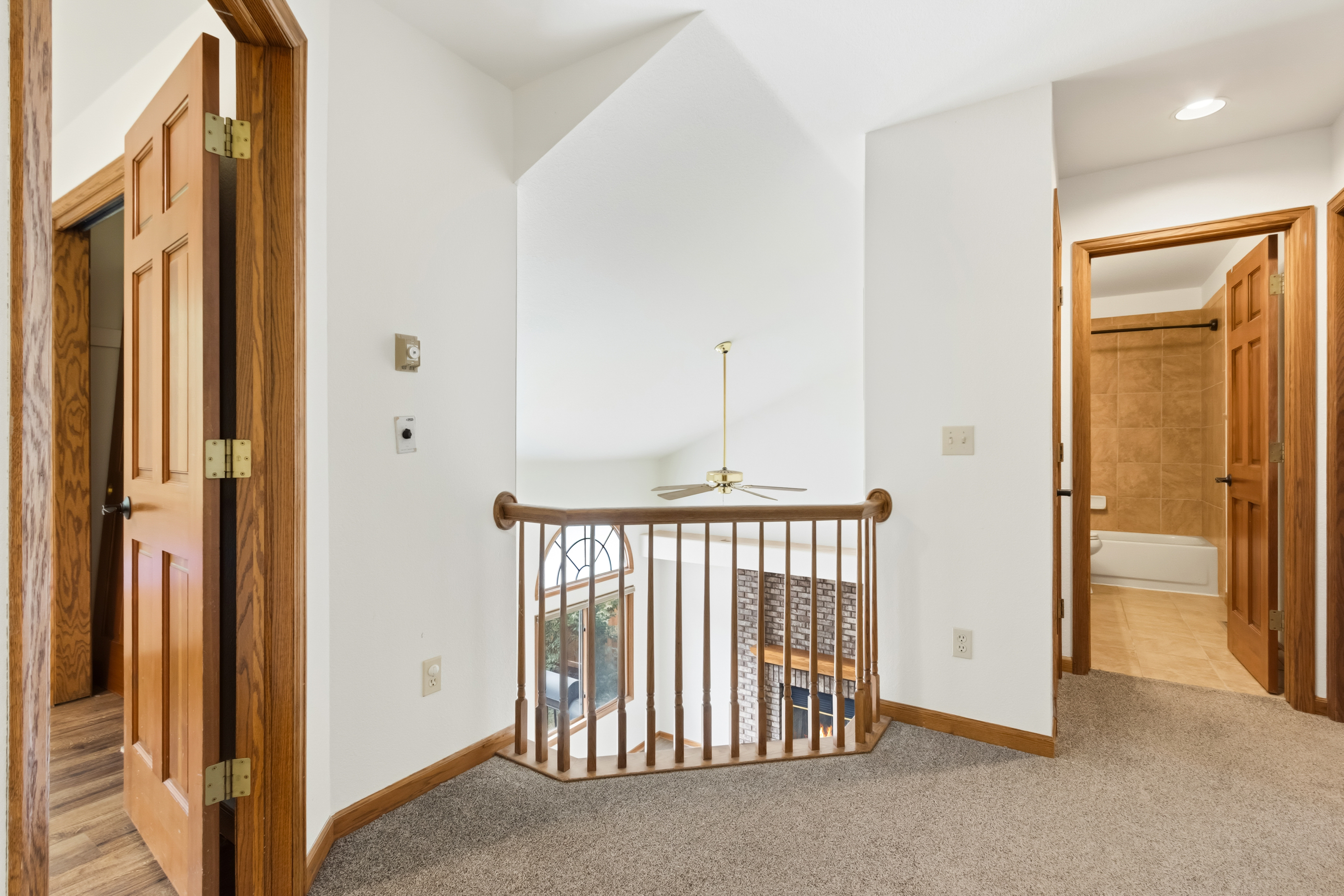  Beautifully Maintained Home in the Tree-Lined Oakridge Neighborhood - 物件實景