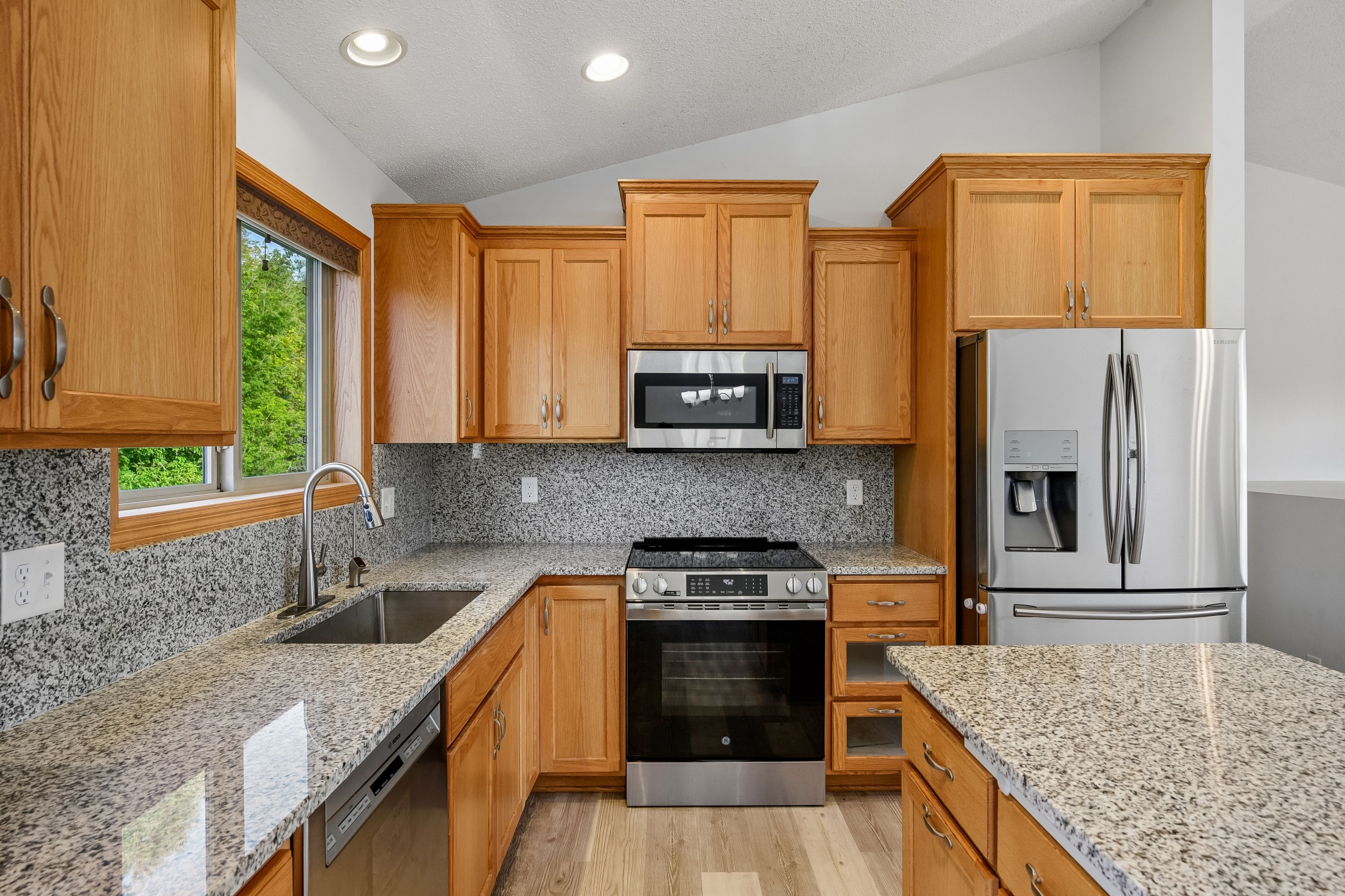  Refreshed Home in Lovely Farmington Location - 物件實景