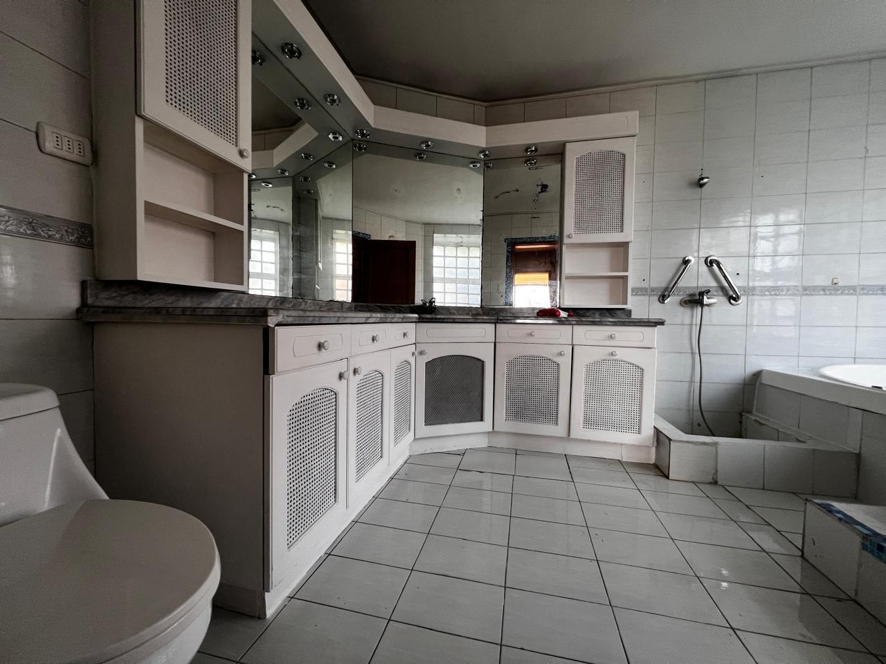 Las Condes, Chile, 4 Bedrooms Bedrooms, ,3 BathroomsBathrooms,Residential,For Sale,1972630