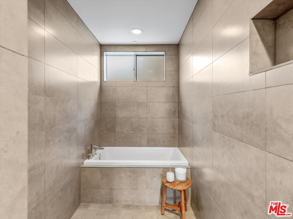 Los Angeles, California, 90028, United States, 1 Bedroom Bedrooms, ,1 BathroomBathrooms,Residential,For Sale,1997109