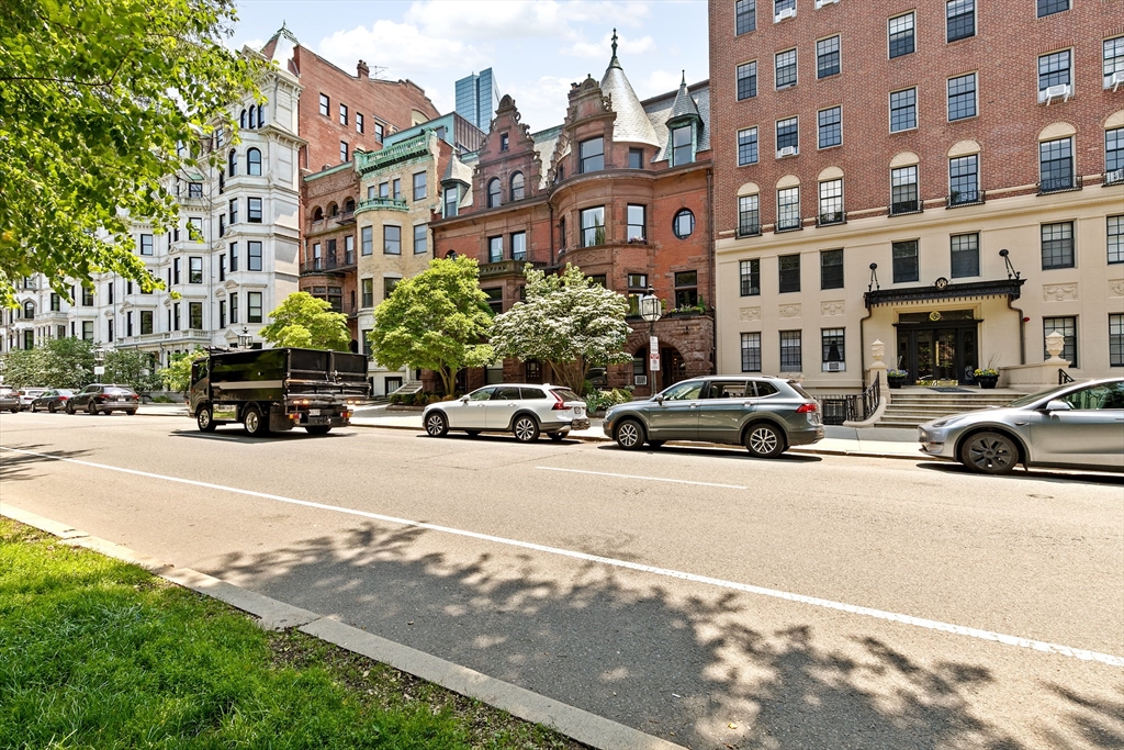 Boston, Massachusetts, 02116, United States, 2 Bedrooms Bedrooms, ,2 BathroomsBathrooms,Residential,For Sale,1951176