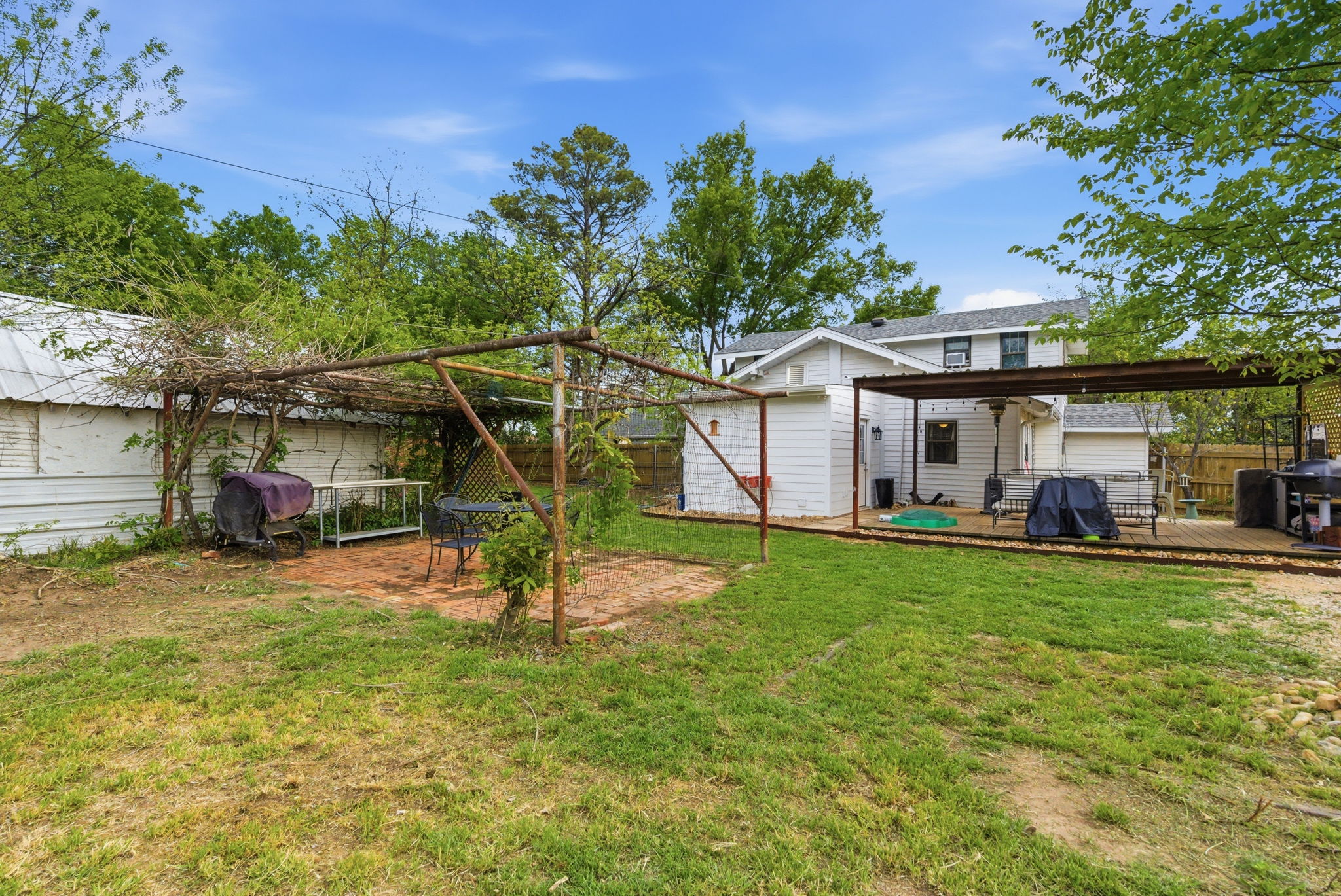  909 3rd Street, Graham, TX, 76450 - 物件實景