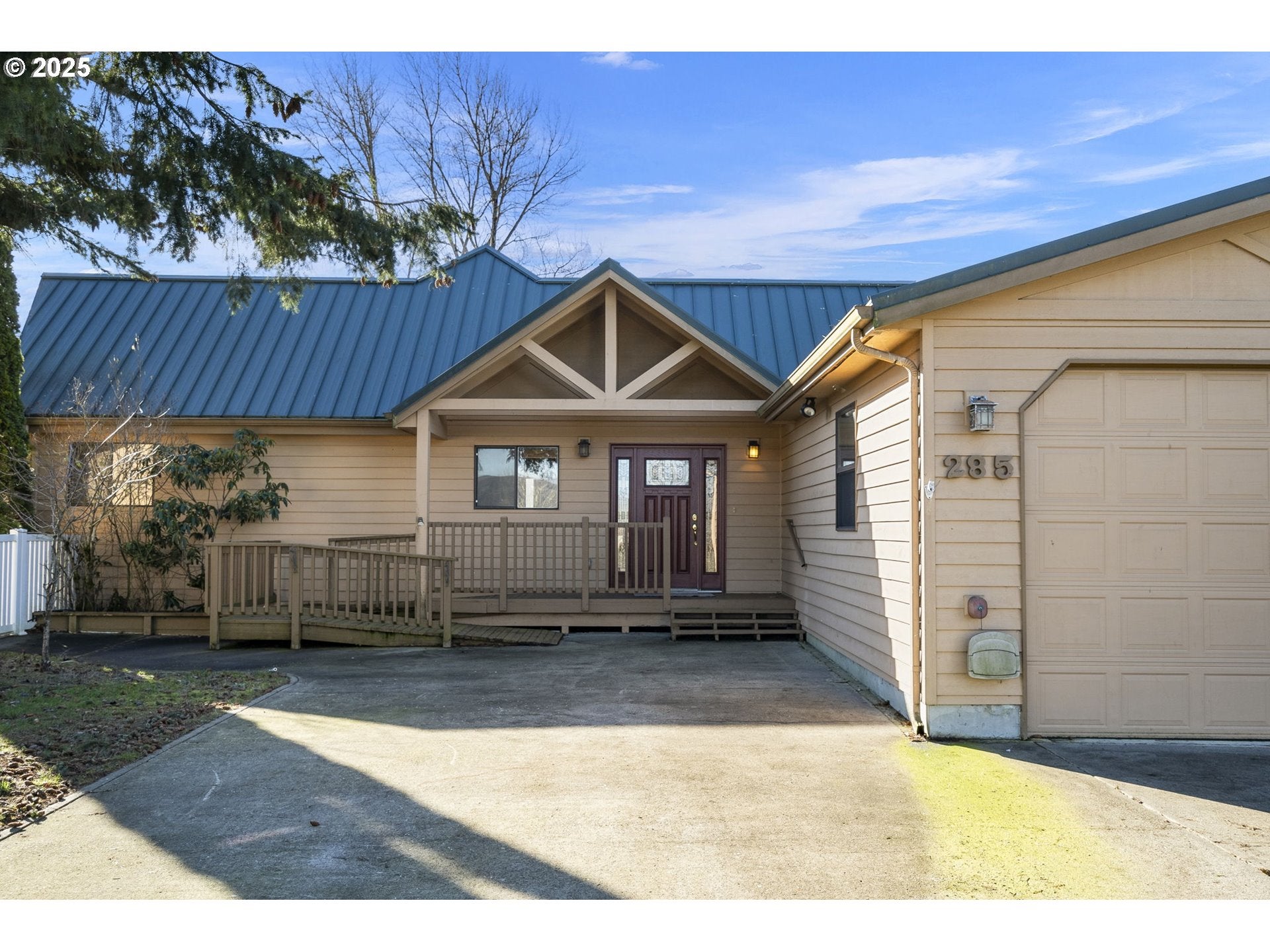 Cathlamet, Washington, 98612, United States, 3 Bedrooms Bedrooms, ,4 BathroomsBathrooms,Residential,For Sale,1975452