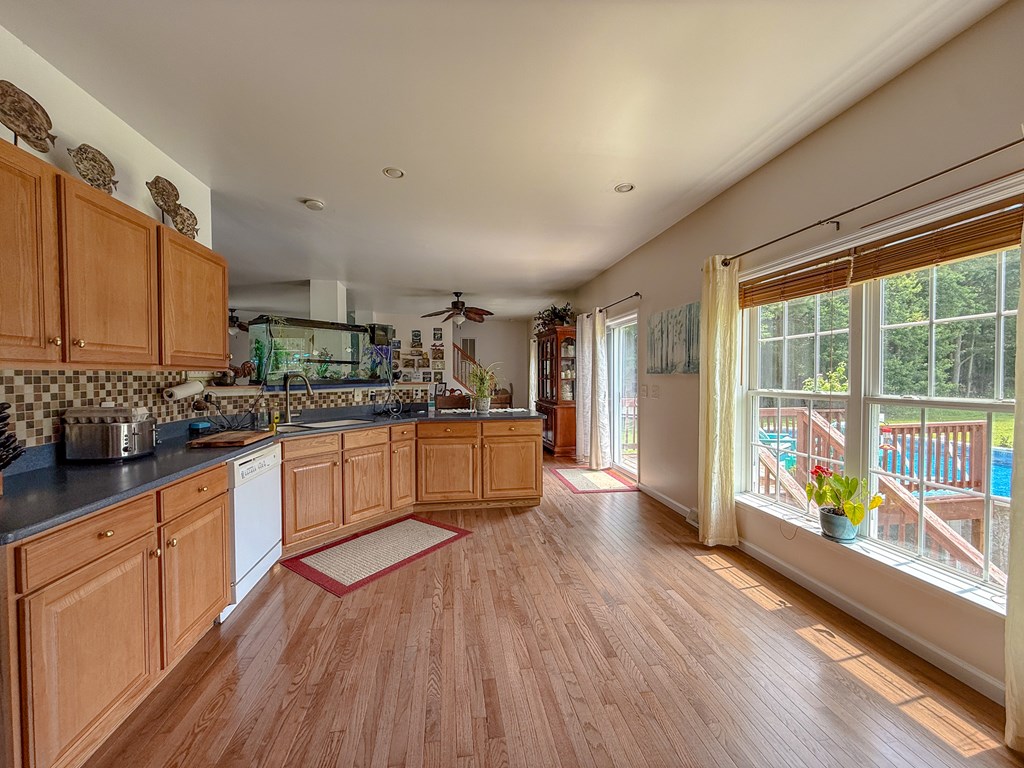Craddockville, Virginia, 23341, United States, 4 Bedrooms Bedrooms, ,3 BathroomsBathrooms,Residential,For Sale,1891575