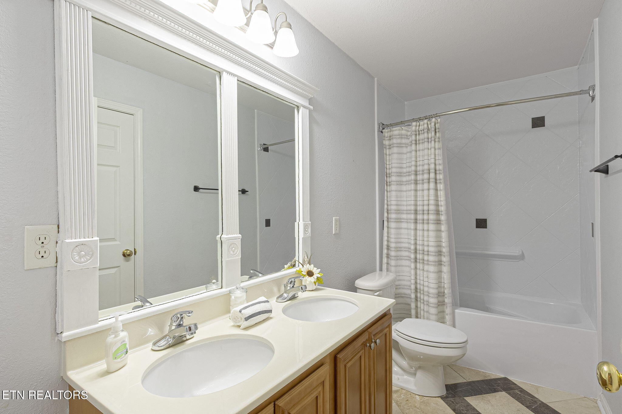 Knoxville, Tennessee, 37932, United States, 4 Bedrooms Bedrooms, ,4 BathroomsBathrooms,Residential,For Sale,1975701