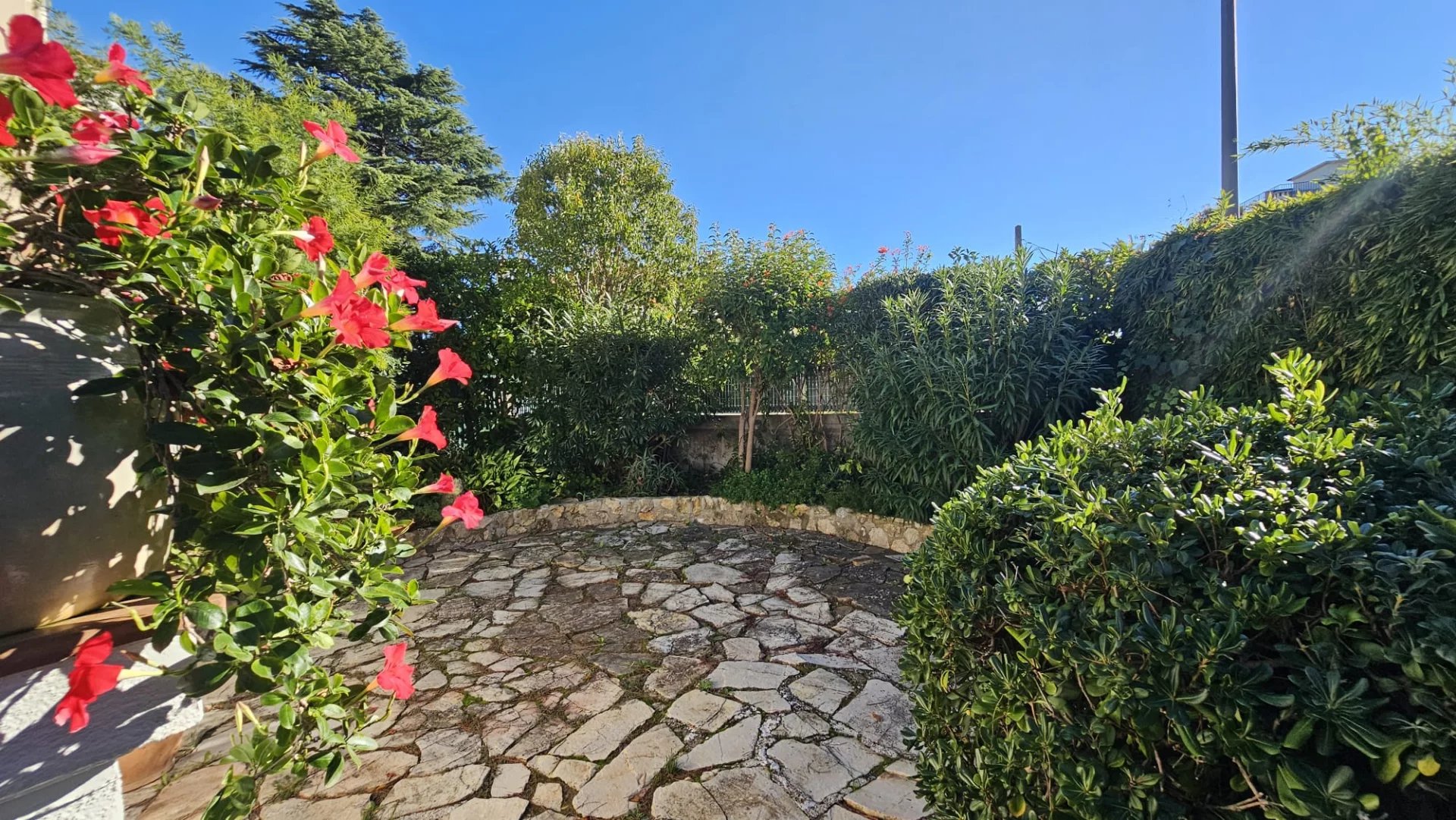 Cannes, Provence-Alpes-Côte d’Azur, 06400, FR, 2 Bedrooms Bedrooms, ,Residential,For Sale,1994438