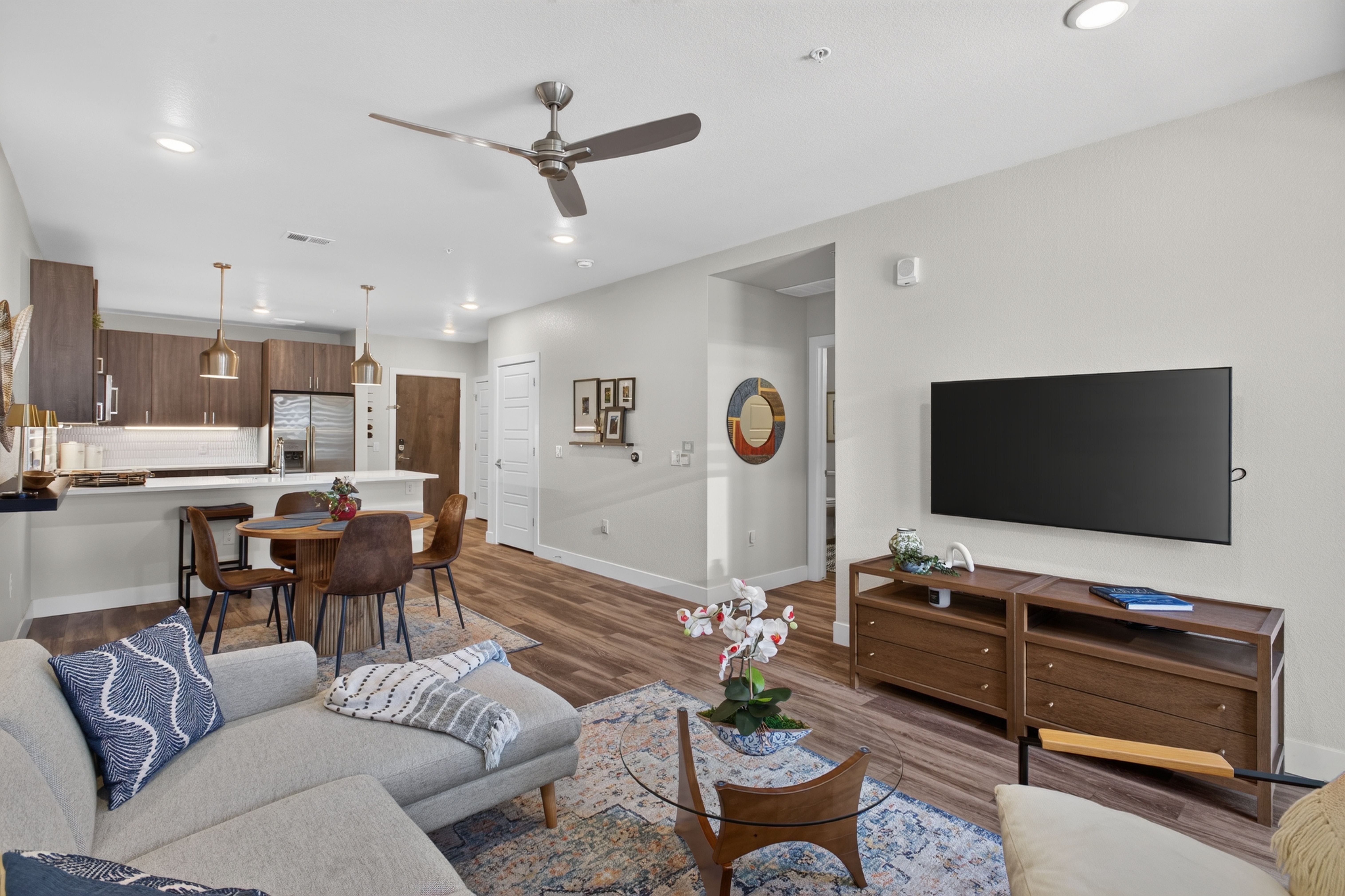  Beautiful unit with a private deck, overlooking Festival Park. - 物件實景