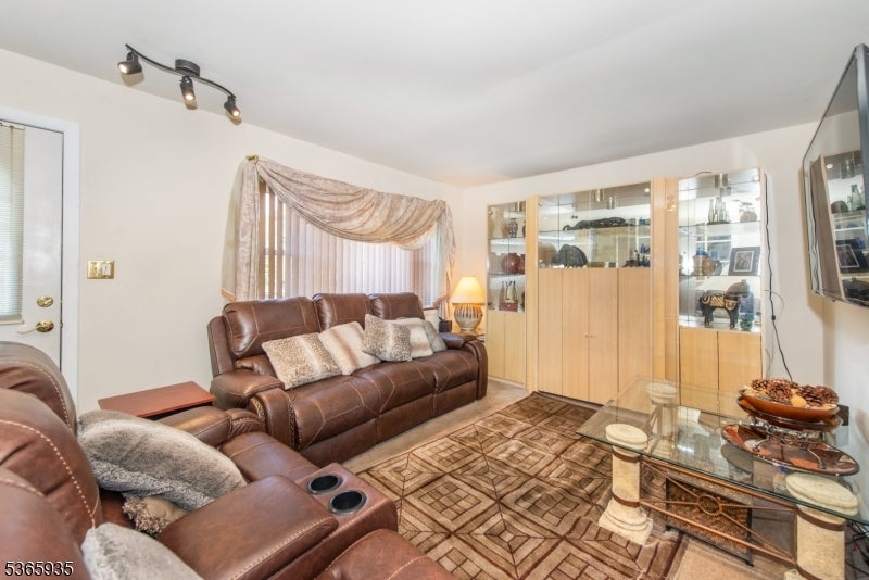 Wayne Twp., New Jersey, 07470, United States, 5 Bedrooms Bedrooms, ,3 BathroomsBathrooms,Residential,For Sale,1928449