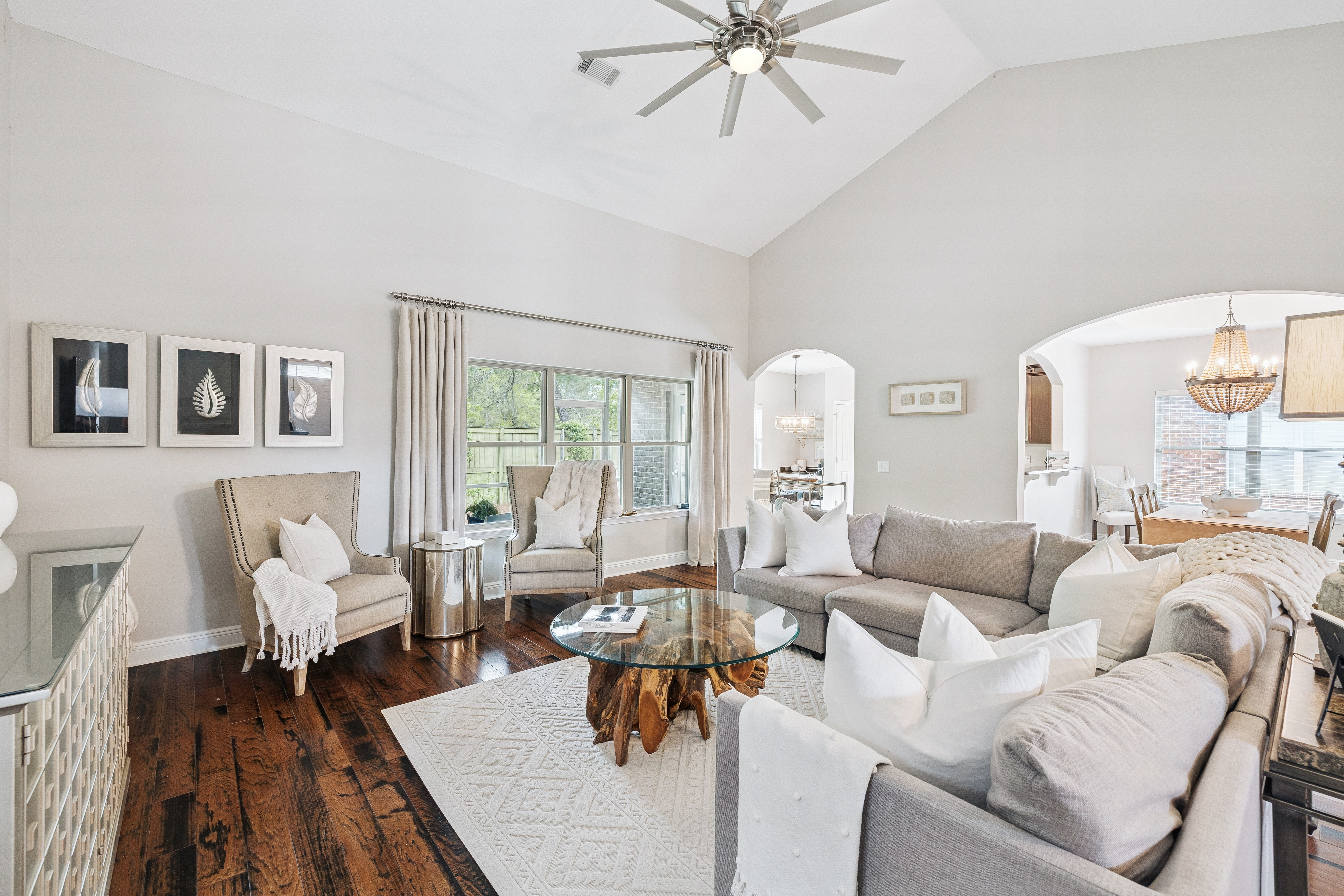  Immaculate, Spacious Single-Level Living Home with Screened Outdoor Living - 物件實景