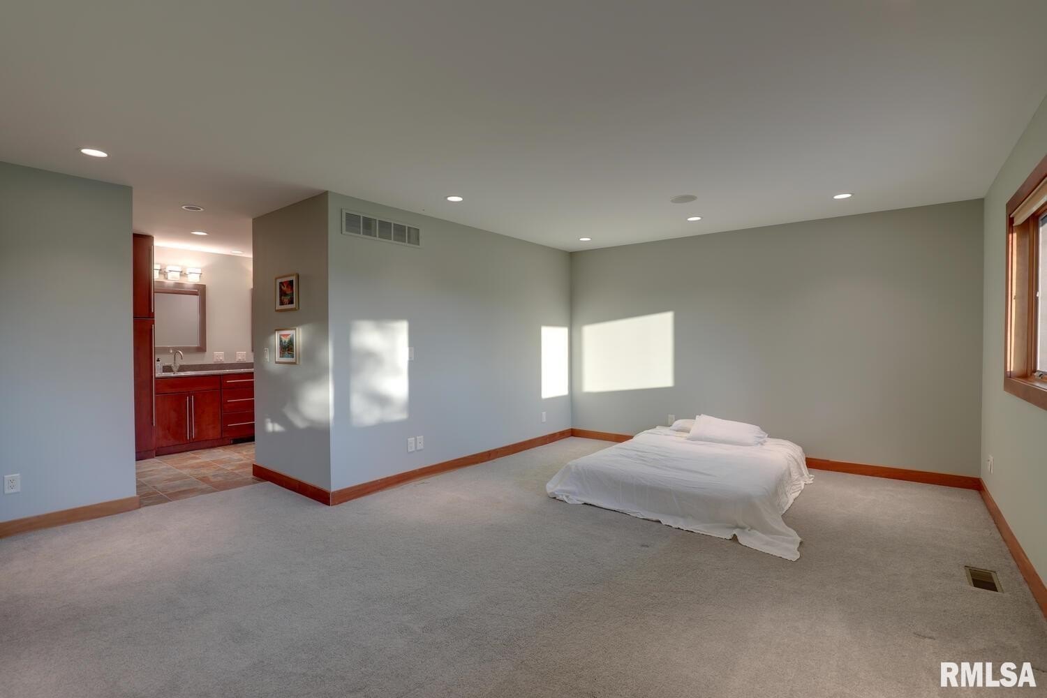 Macomb, Illinois, 61455, United States, 5 Bedrooms Bedrooms, ,5 BathroomsBathrooms,Residential,For Sale,1915760