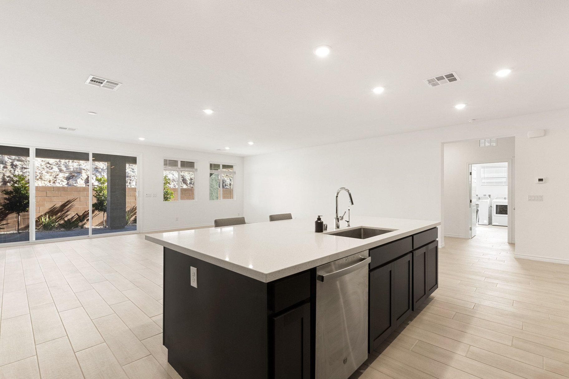  Single Story Home with RV 4 Car Garage Built in 2023 - 物件實景