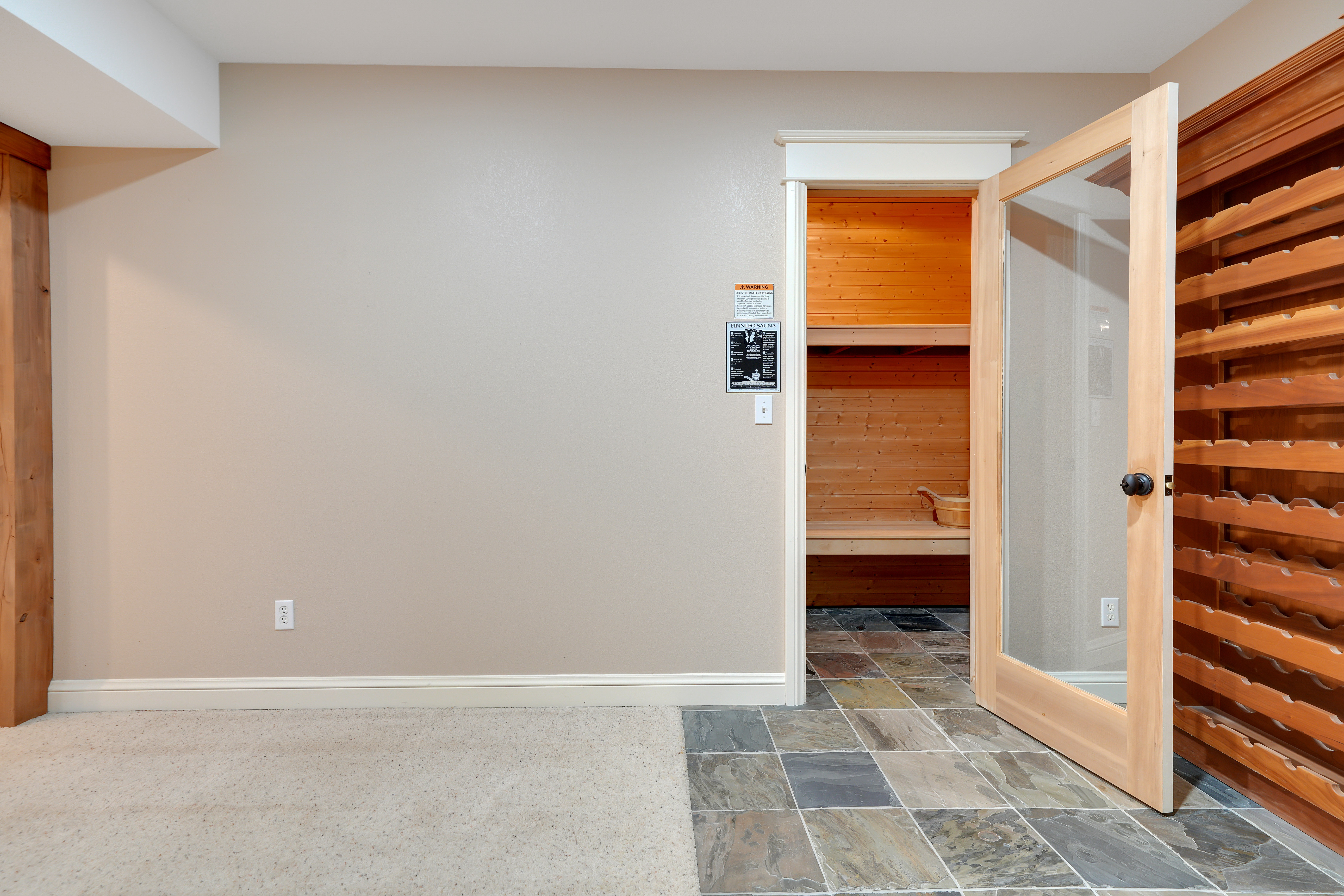  Custom Home with Vaulted Ceilings, Sauna and Wine Storage - 物件實景