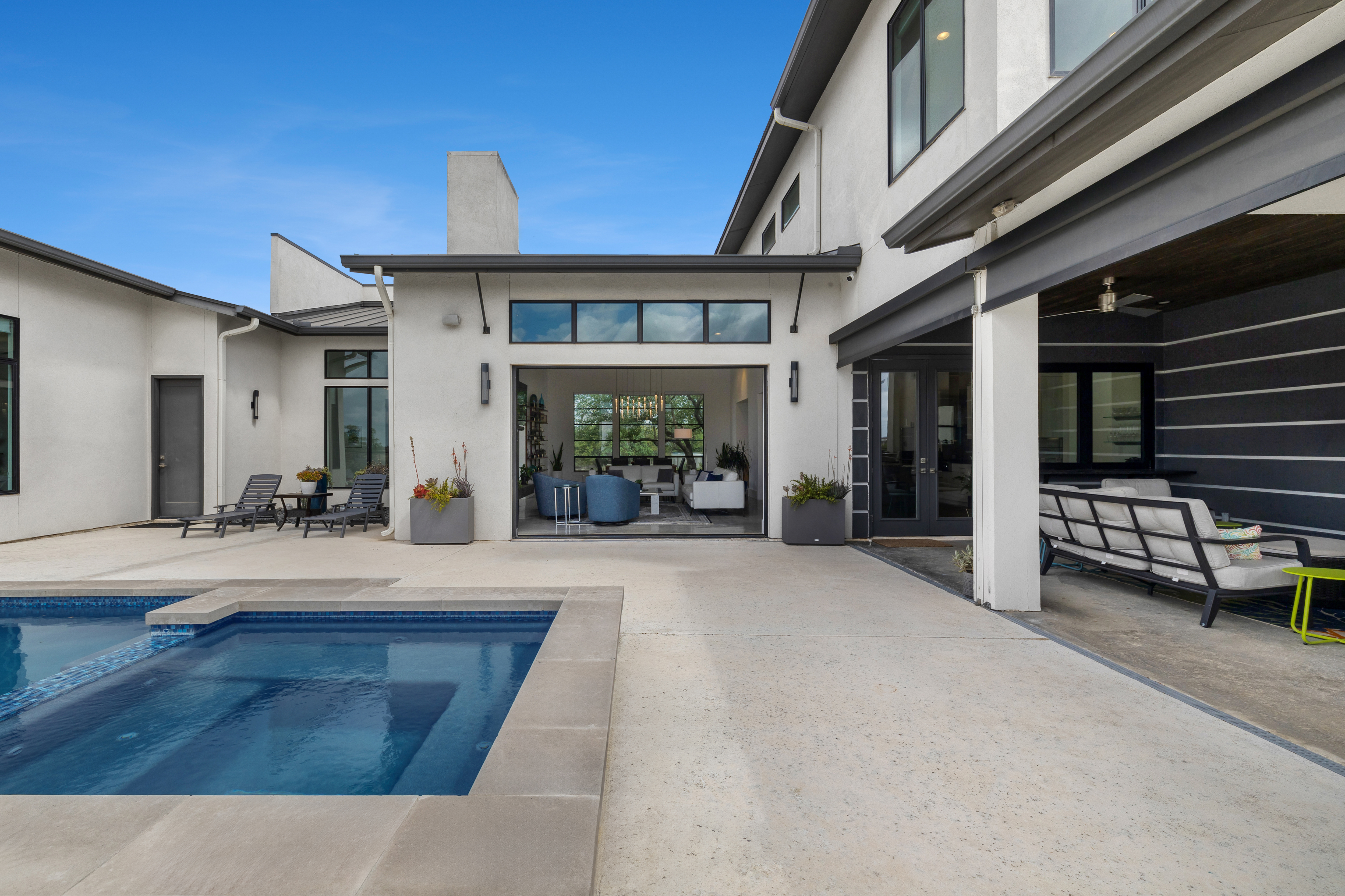  Custom Contemporary with Designer Finishes - 物件實景