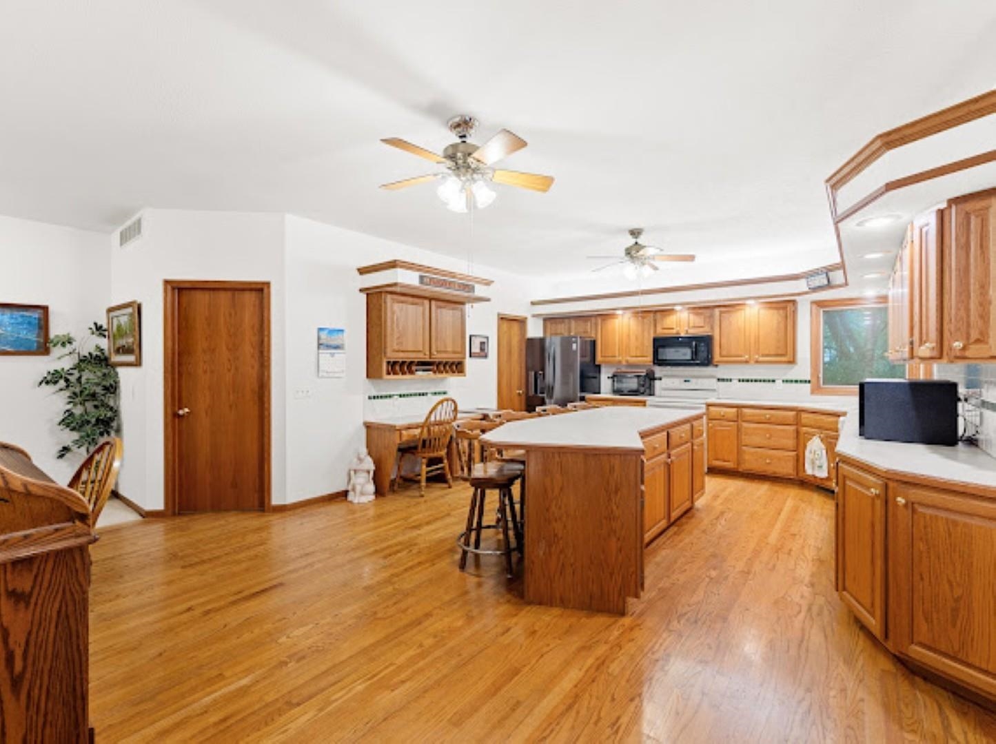 Salina, Kansas, 67401, United States, 4 Bedrooms Bedrooms, ,4 BathroomsBathrooms,Residential,For Sale,1932172