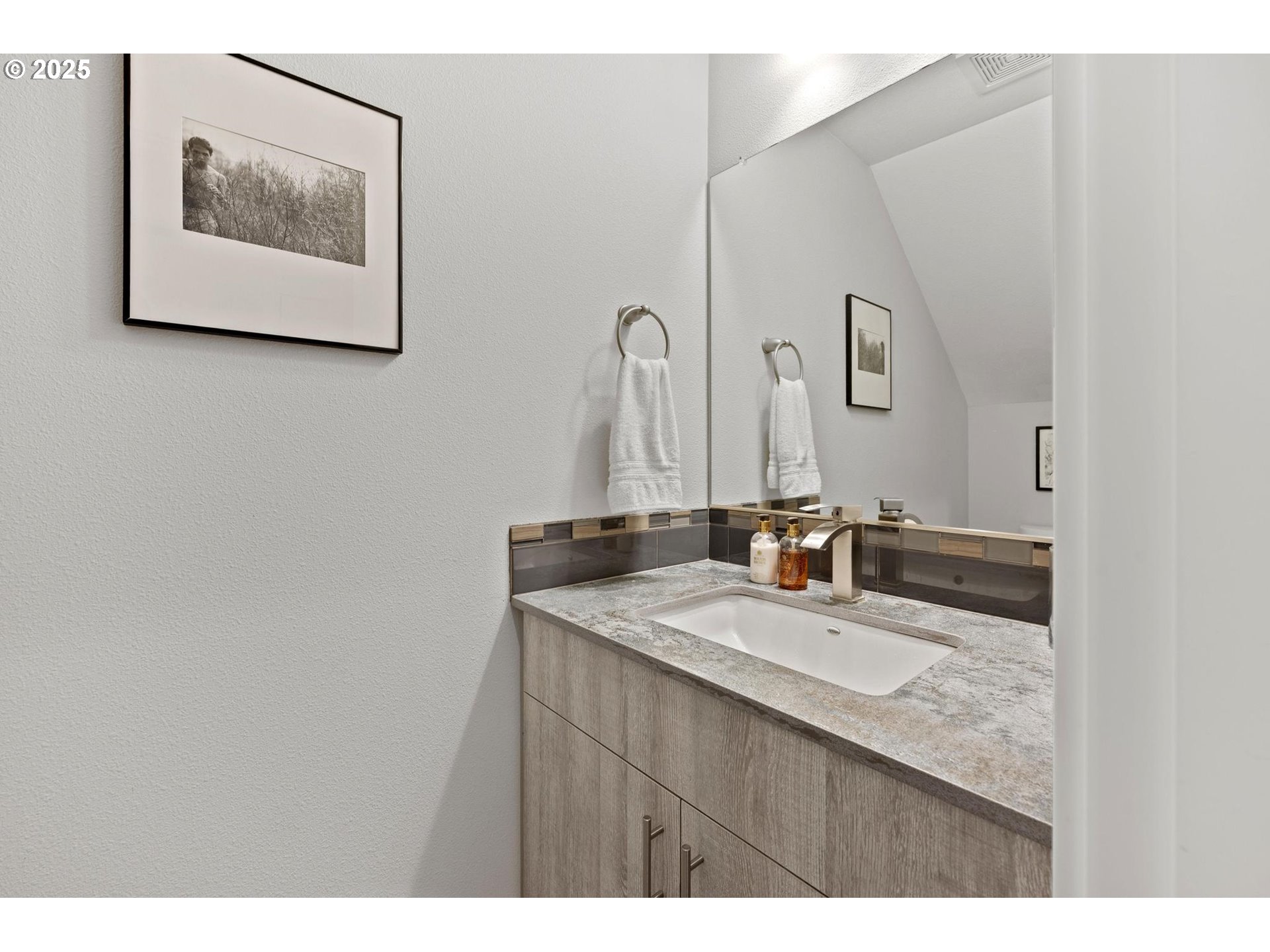 Portland, Oregon, 97211, United States, 3 Bedrooms Bedrooms, ,2 BathroomsBathrooms,Residential,For Sale,1926283