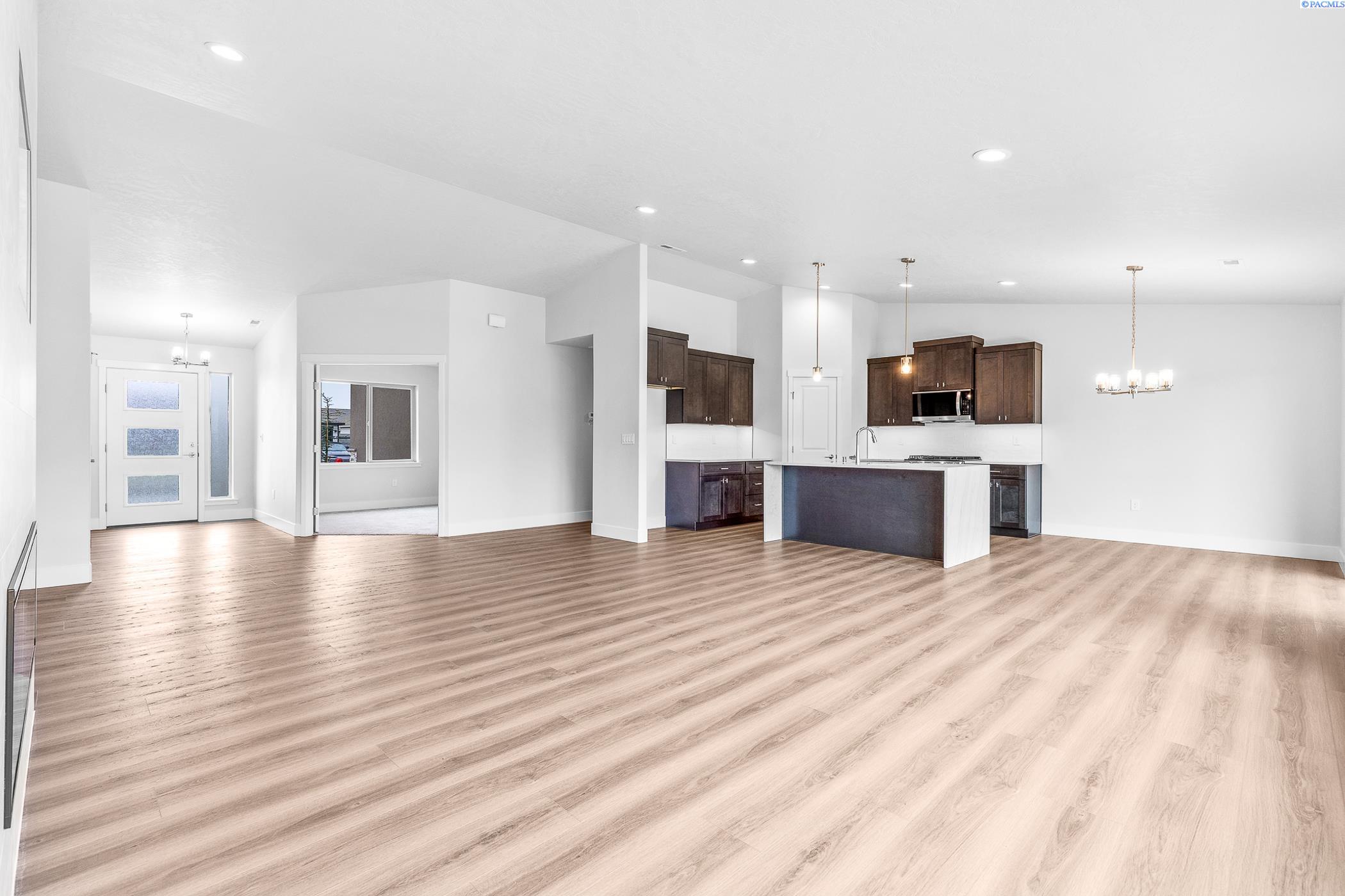 Pasco, Washington, 99301, United States, 4 Bedrooms Bedrooms, ,2 BathroomsBathrooms,Residential,For Sale,1892820