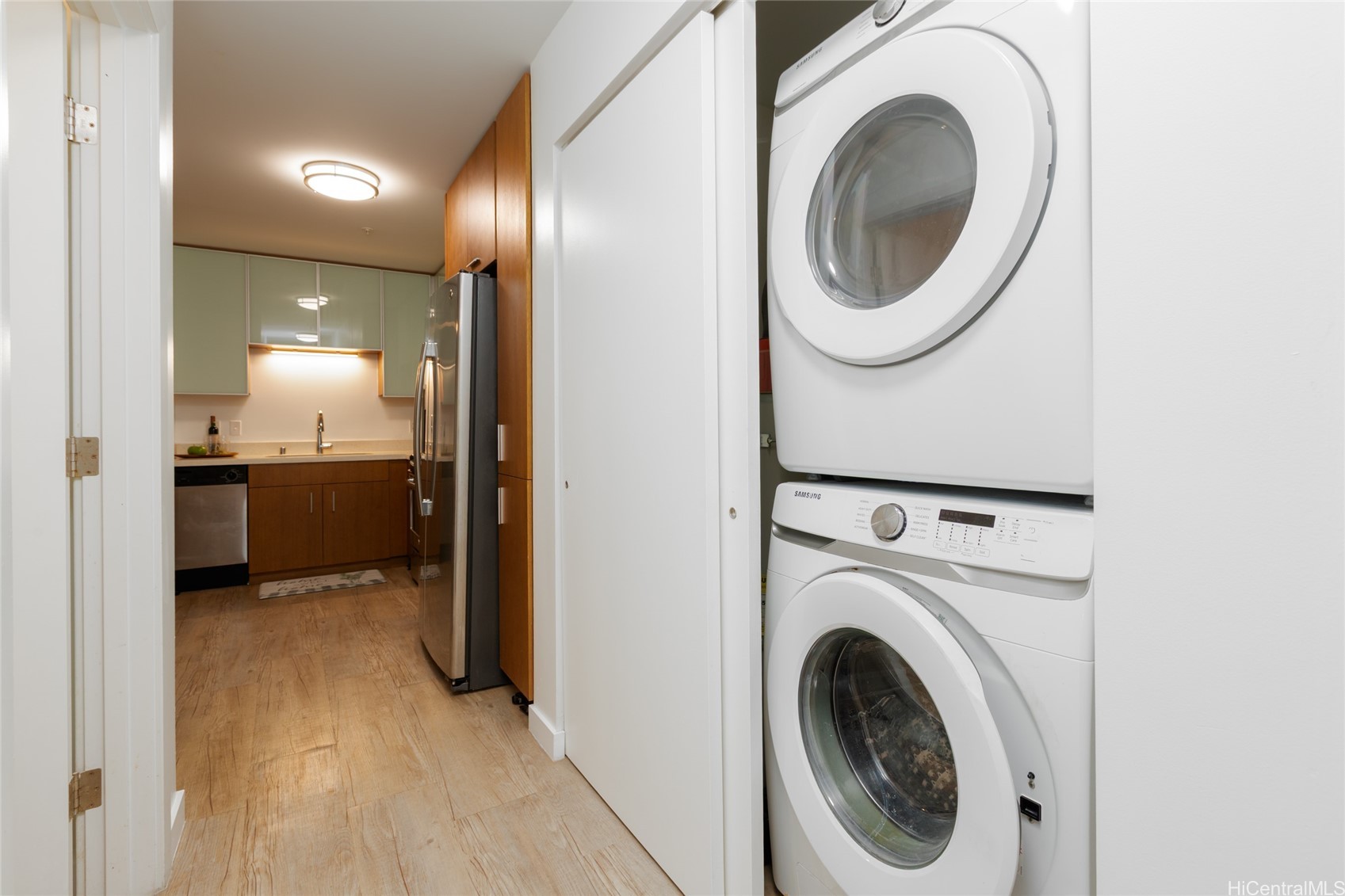 Honolulu, Hawaii, 96814, United States, 2 Bedrooms Bedrooms, ,2 BathroomsBathrooms,Residential,For Sale,1968678