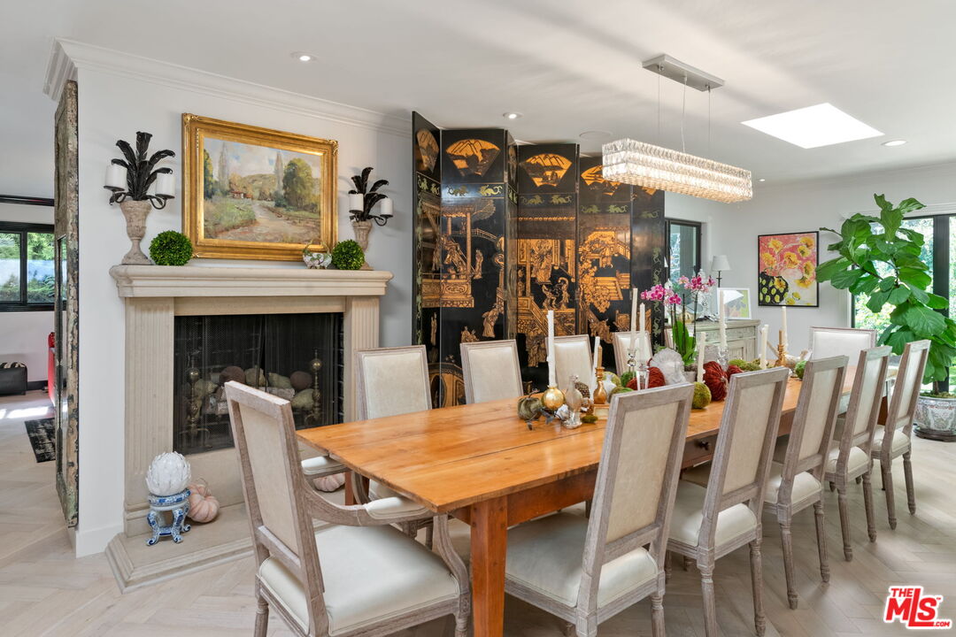 Los Angeles, California, 90049, United States, 4 Bedrooms Bedrooms, ,1 BathroomBathrooms,Residential,For Sale,1991602