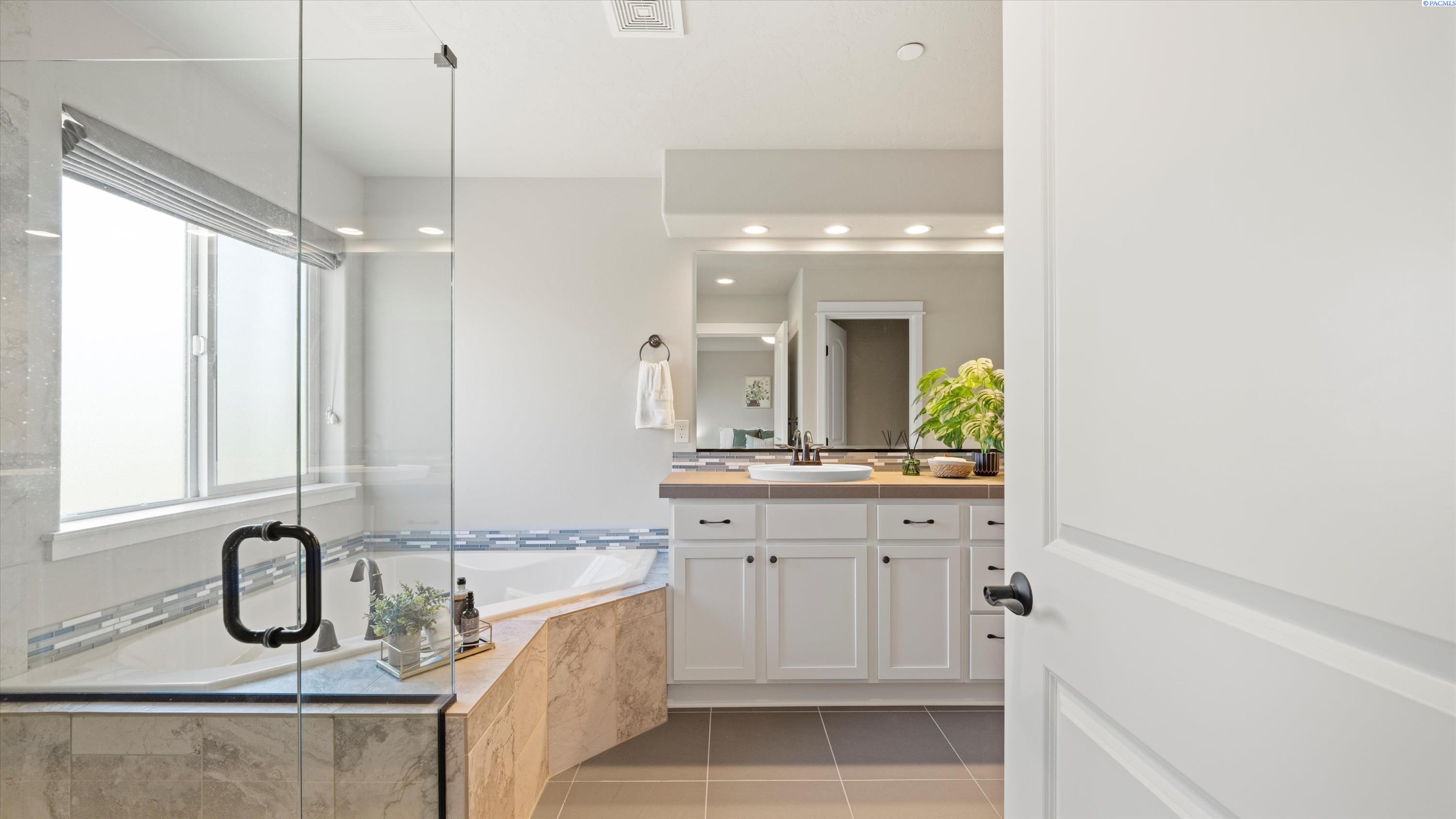 Richland, Washington, 99352, United States, 5 Bedrooms Bedrooms, ,3 BathroomsBathrooms,Residential,For Sale,1947439