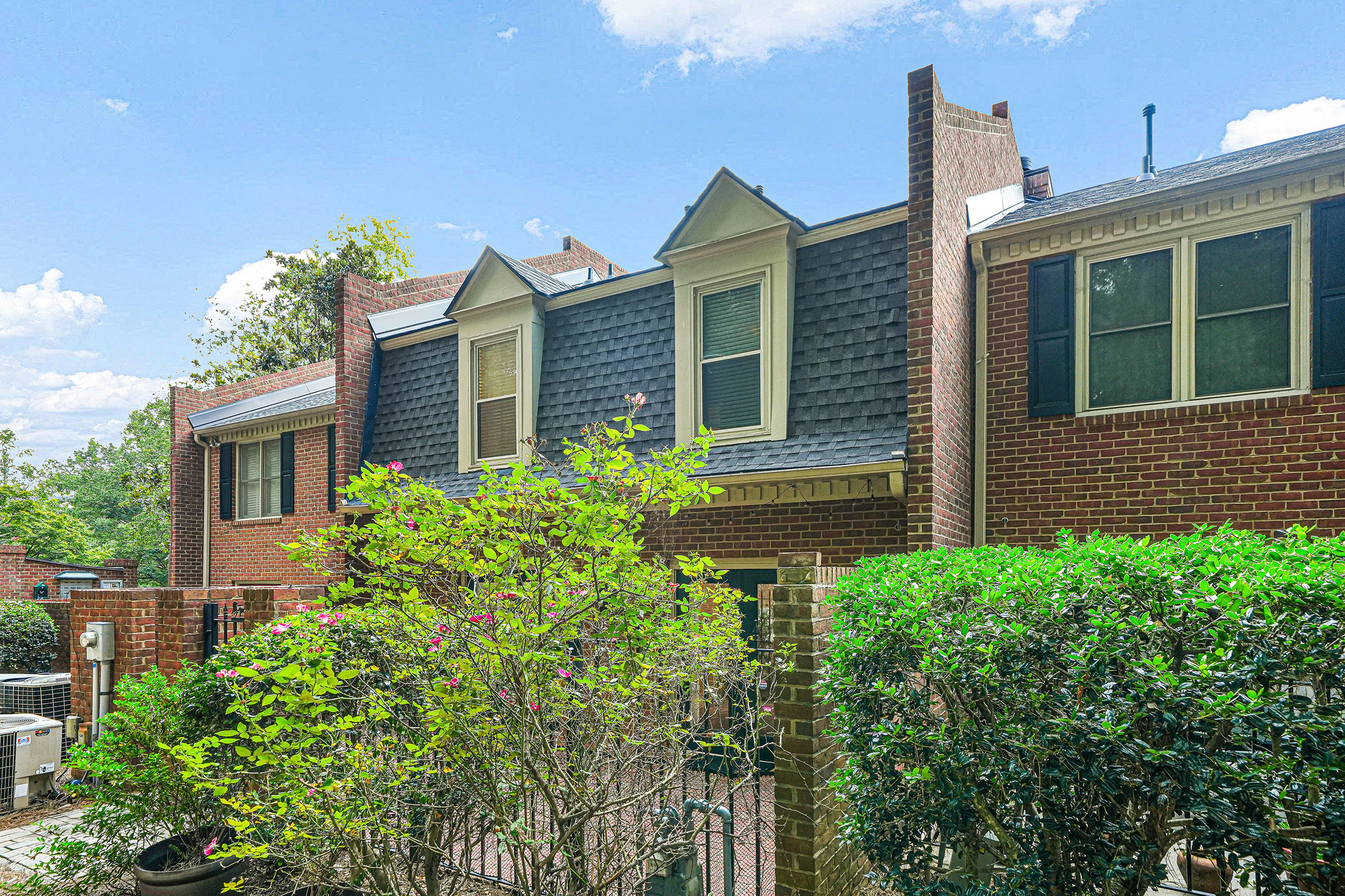 Beautiful Brick Townhome Offers Peaceful Park-like Living in Buckhead - 物件實景