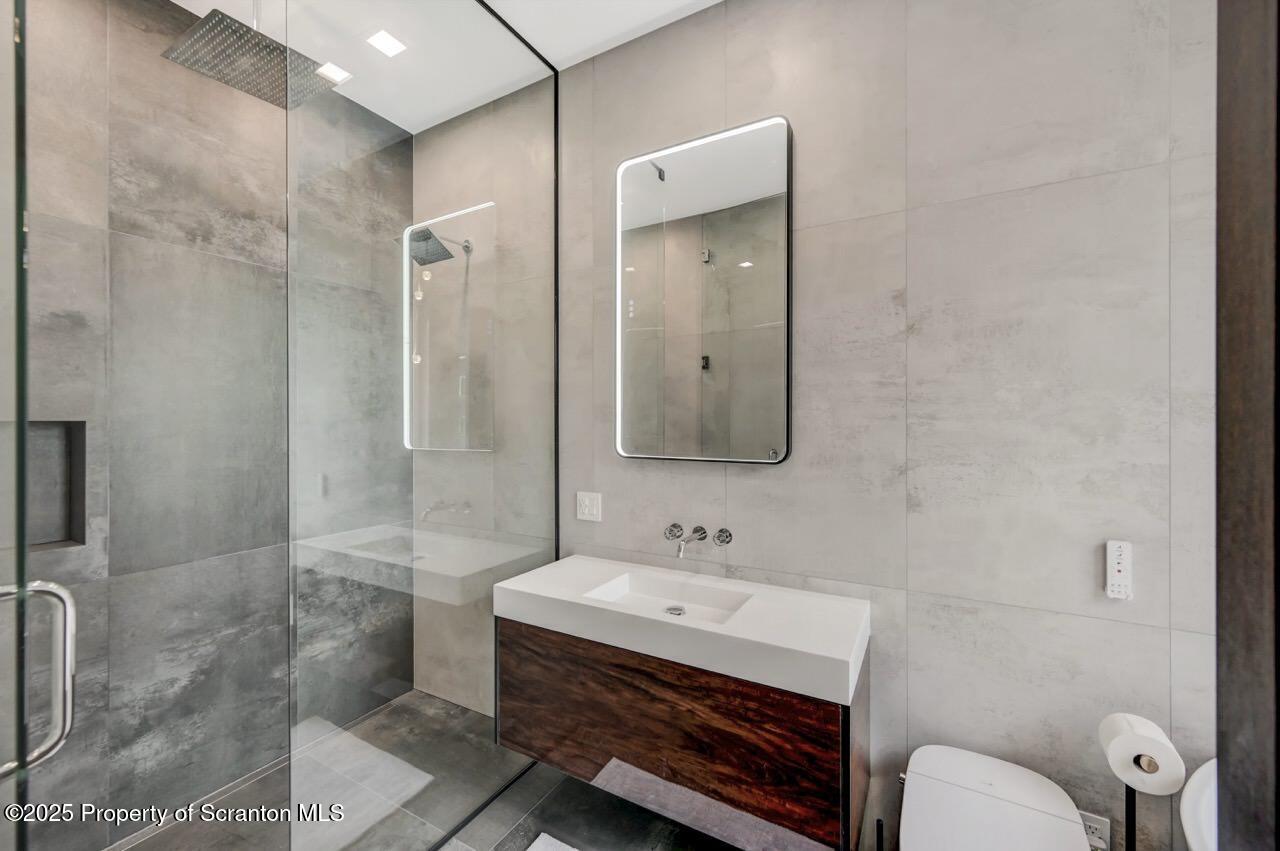 Bear Creek, Pennsylvania, 18602, United States, 4 Bedrooms Bedrooms, ,3 BathroomsBathrooms,Residential,For Sale,2002172