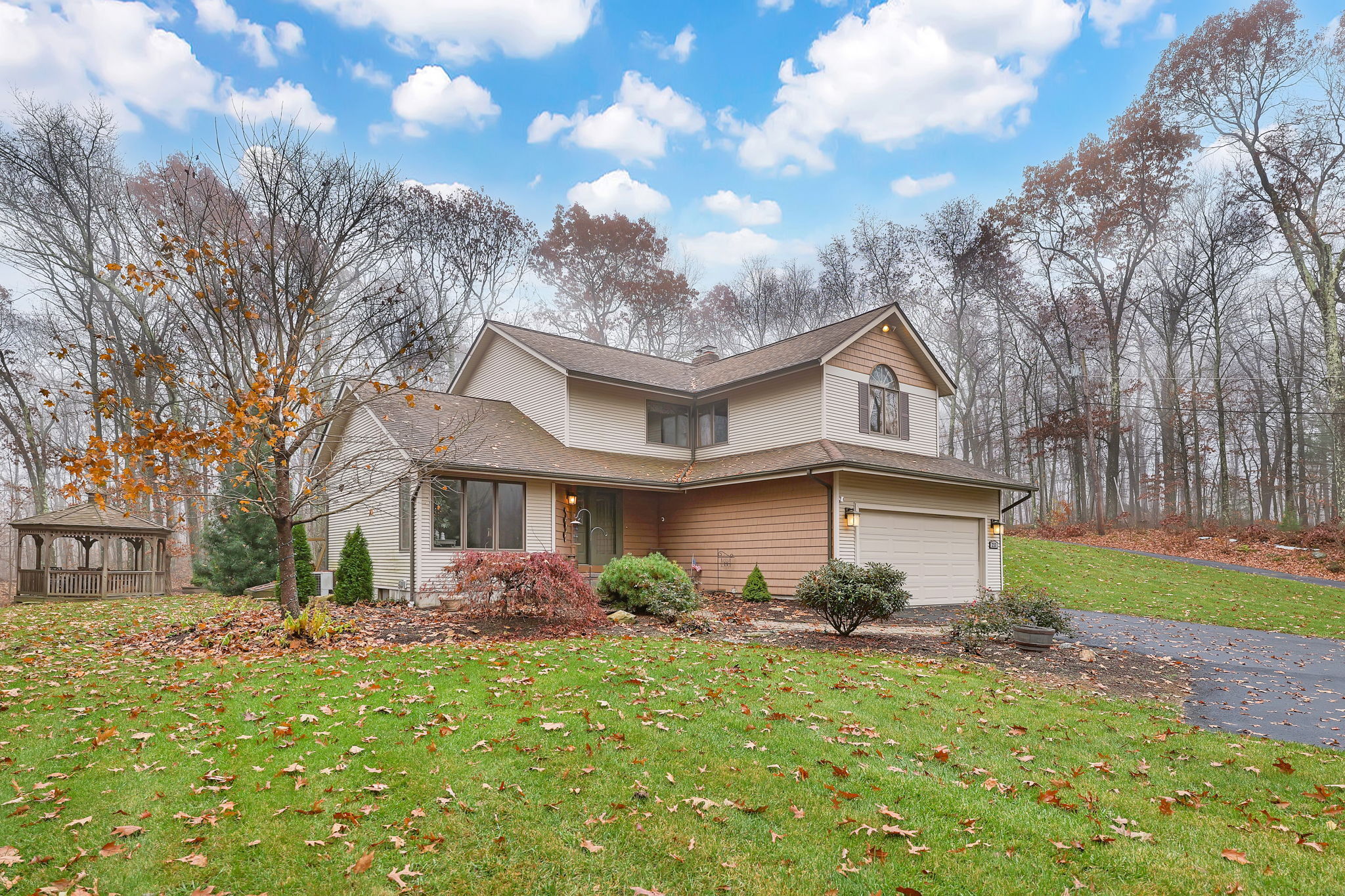 Tolland, Connecticut, 06084, United States, 3 Bedrooms Bedrooms, ,3 BathroomsBathrooms,Residential,For Sale,1993316