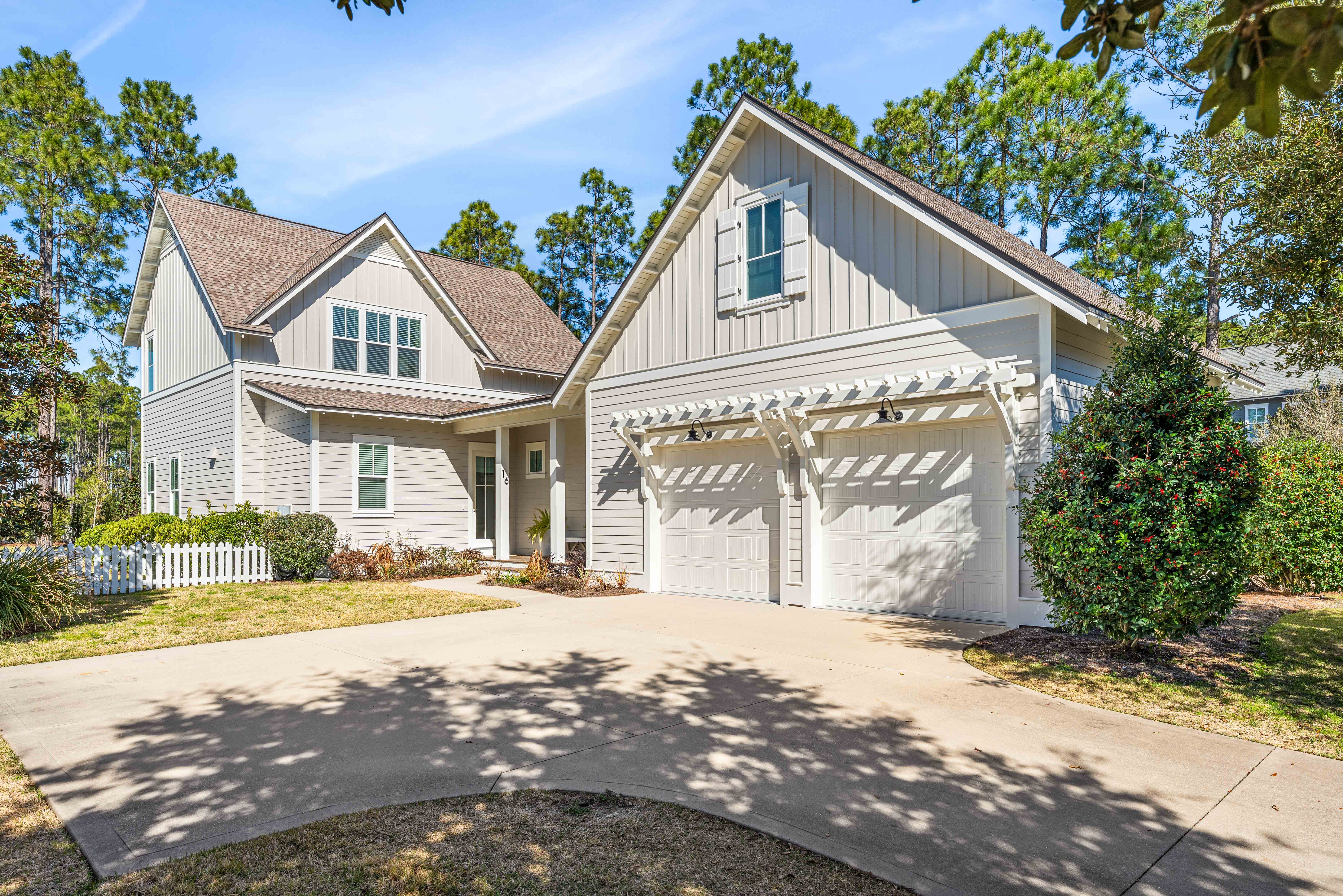  Oversized Corner Lot Home with Carriage House, Screened Porch & Fenced Yard - 物件實景