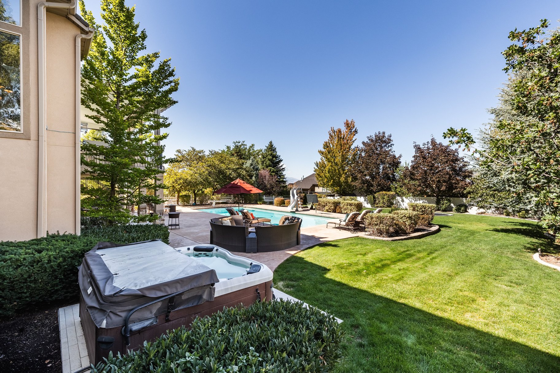  Stately Gated-Community Estate on Nearly Half an Acre: Vaulted Ceilings, Valley - 物件實景