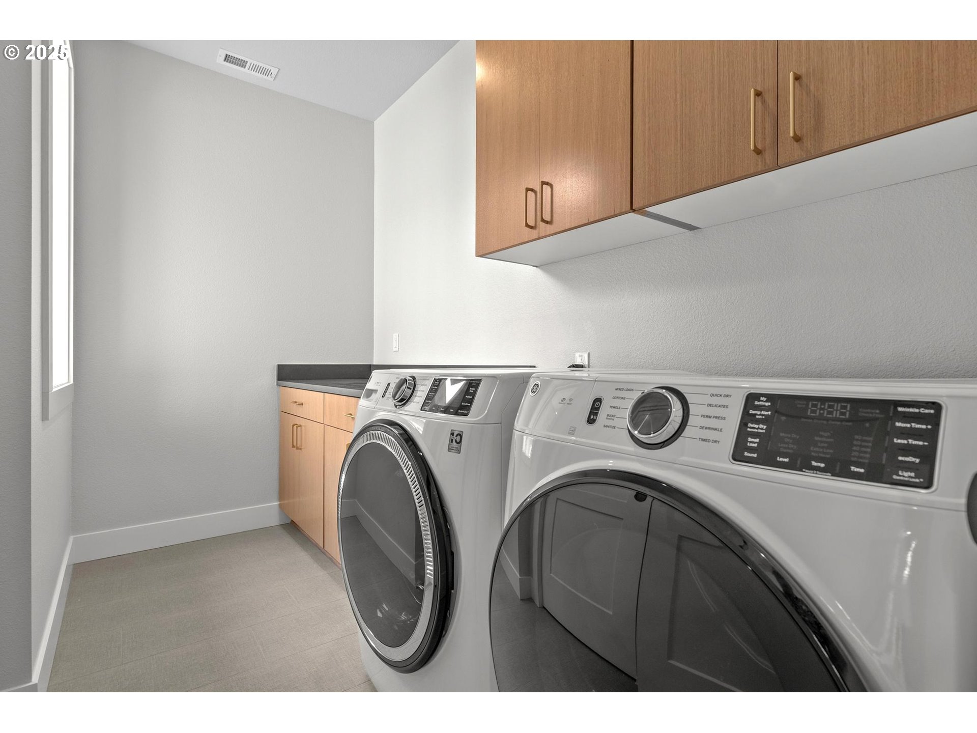 Portland, Oregon, 97219, United States, 3 Bedrooms Bedrooms, ,2 BathroomsBathrooms,Residential,For Sale,1699870