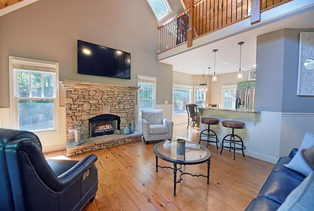 Hiawassee, Georgia, 30546, United States, 3 Bedrooms Bedrooms, ,4 BathroomsBathrooms,Residential,For Sale,1877027