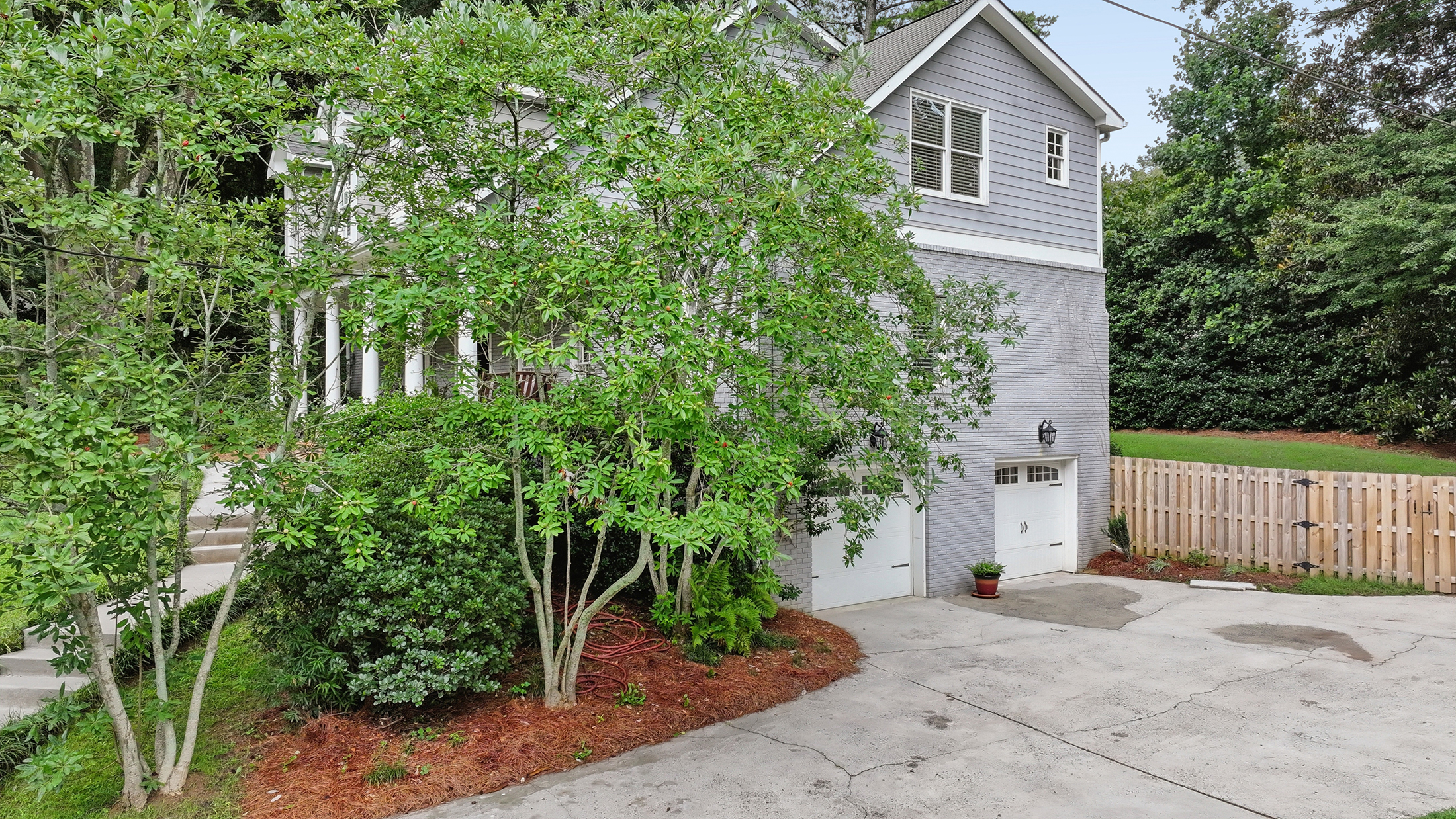  Handsome Updated Home with Amazing Space, Indoors and Out - 物件實景