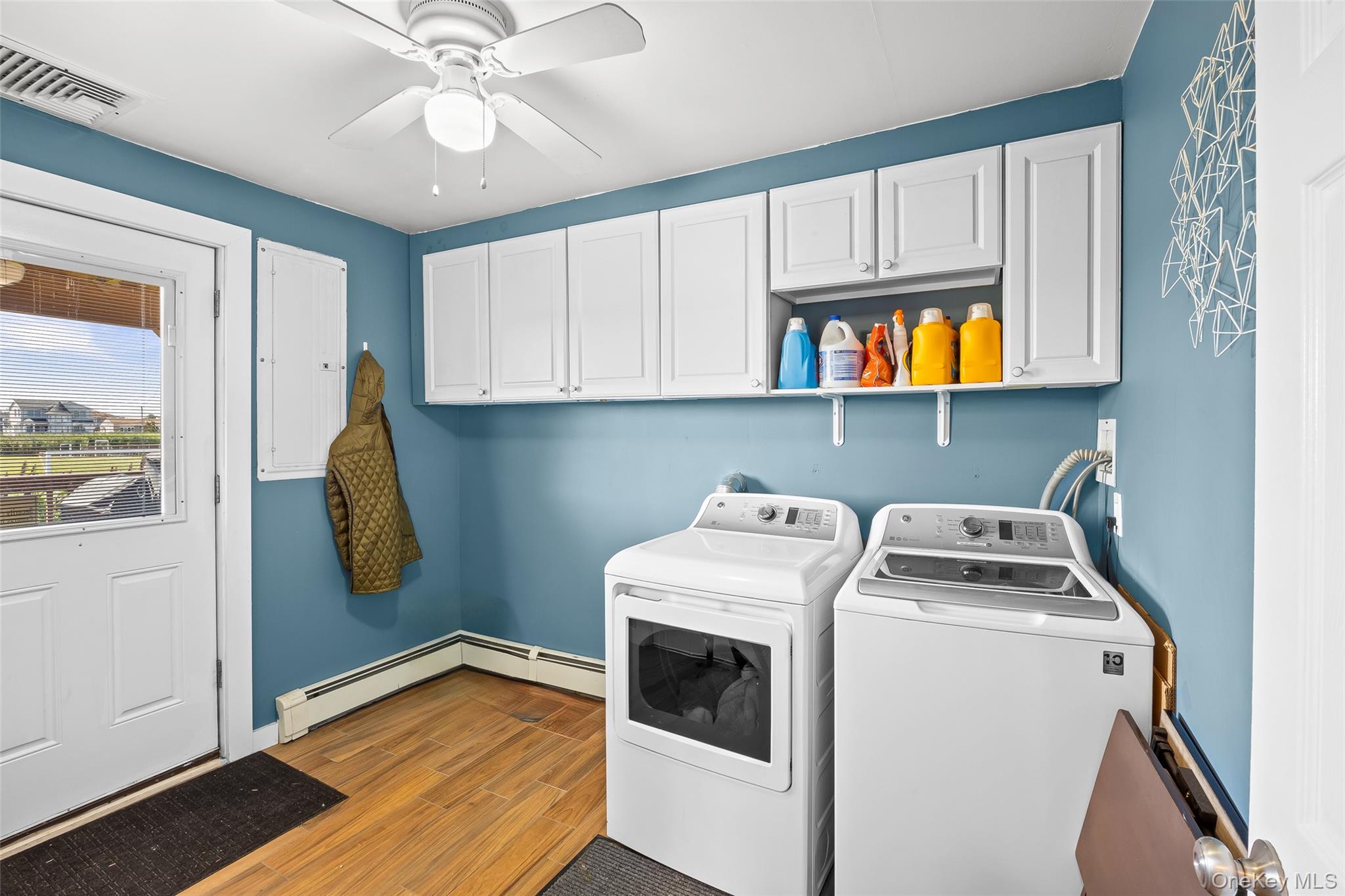 Lindenhurst, New York, 11757, United States, 3 Bedrooms Bedrooms, ,2 BathroomsBathrooms,Residential,For Sale,1996018