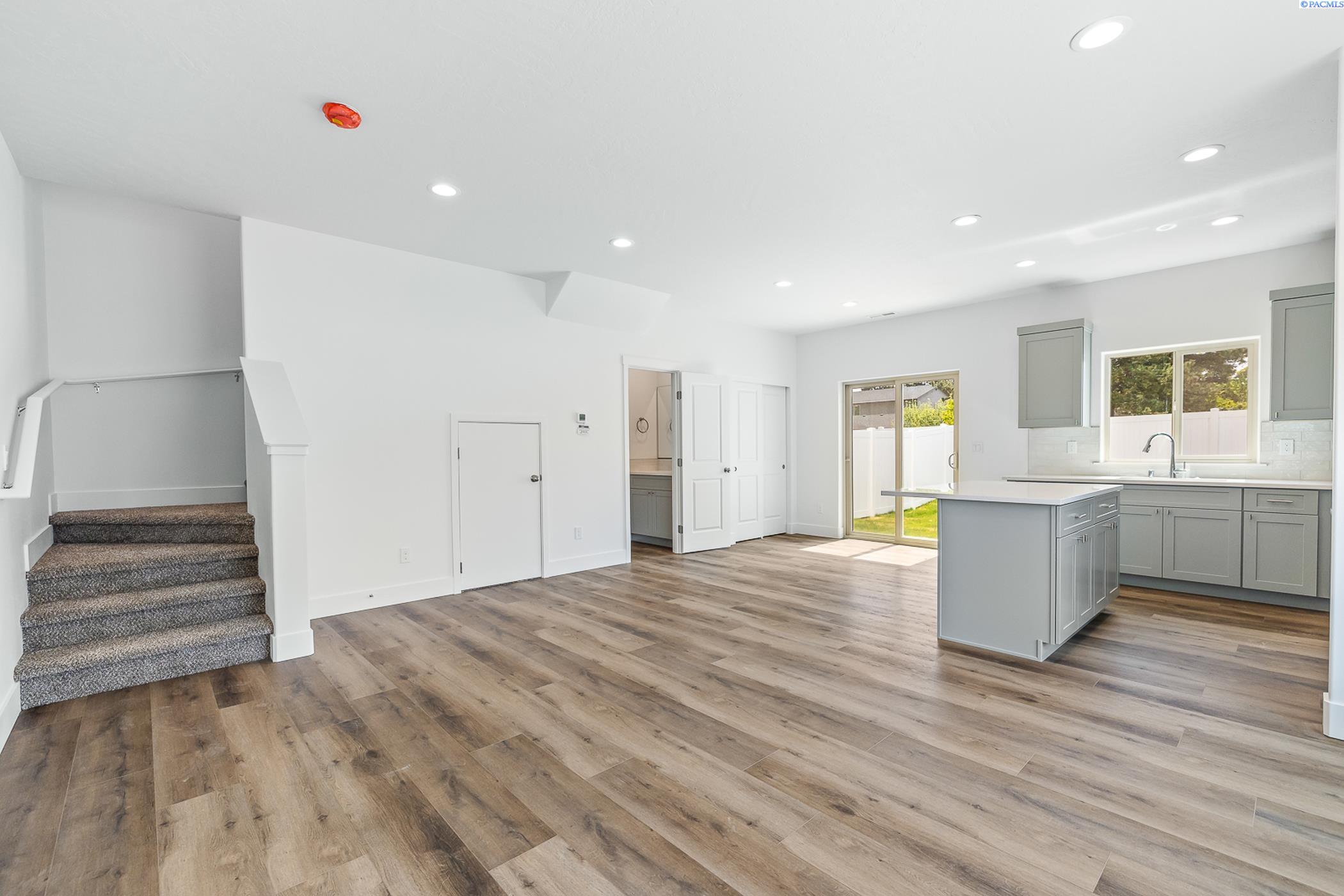 Kennewick, Washington, 99337, United States, 6 Bedrooms Bedrooms, ,Residential,For Sale,1796144