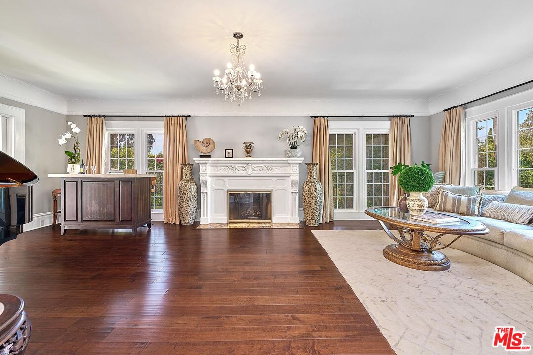 Los Angeles, California, 90005, United States, 5 Bedrooms Bedrooms, ,6 BathroomsBathrooms,Residential,For Sale,1907226