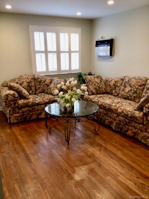 Glen Oaks, New York, 11004, United States, 4 Bedrooms Bedrooms, ,1 BathroomBathrooms,Residential,For Sale,1989655