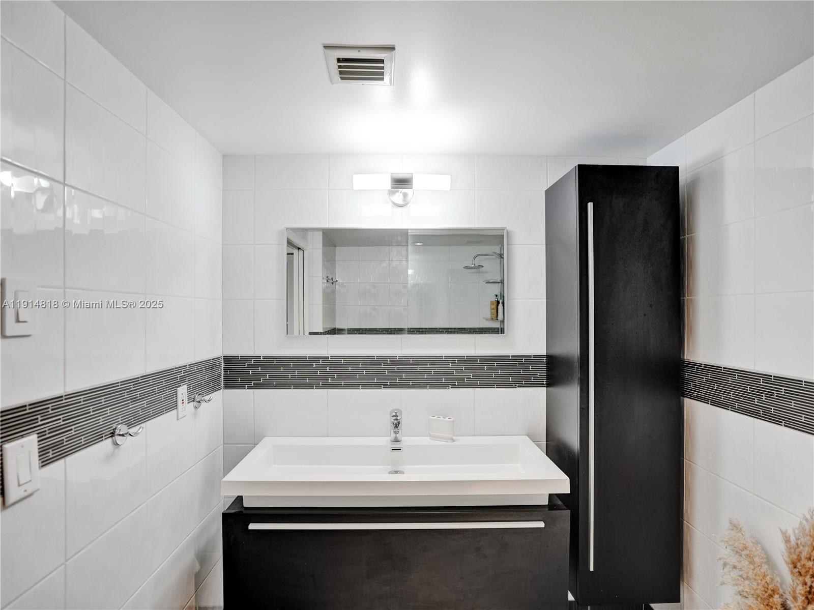 Hollywood, Florida, 33021, United States, 2 Bedrooms Bedrooms, ,3 BathroomsBathrooms,Residential,For Sale,1997464