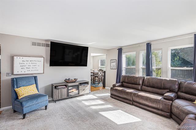 Wixom, Michigan, 48393, United States, 5 Bedrooms Bedrooms, ,4 BathroomsBathrooms,Residential,For Sale,1930783