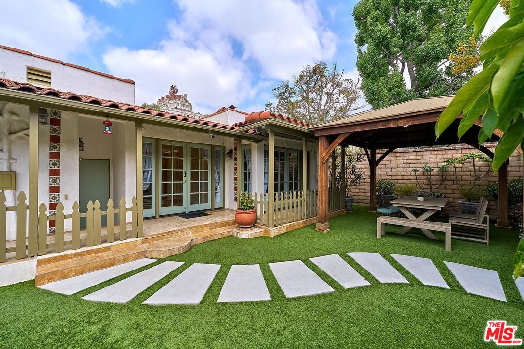 Los Angeles, California, 90004, United States, 4 Bedrooms Bedrooms, ,3 BathroomsBathrooms,Residential,For Sale,1876401