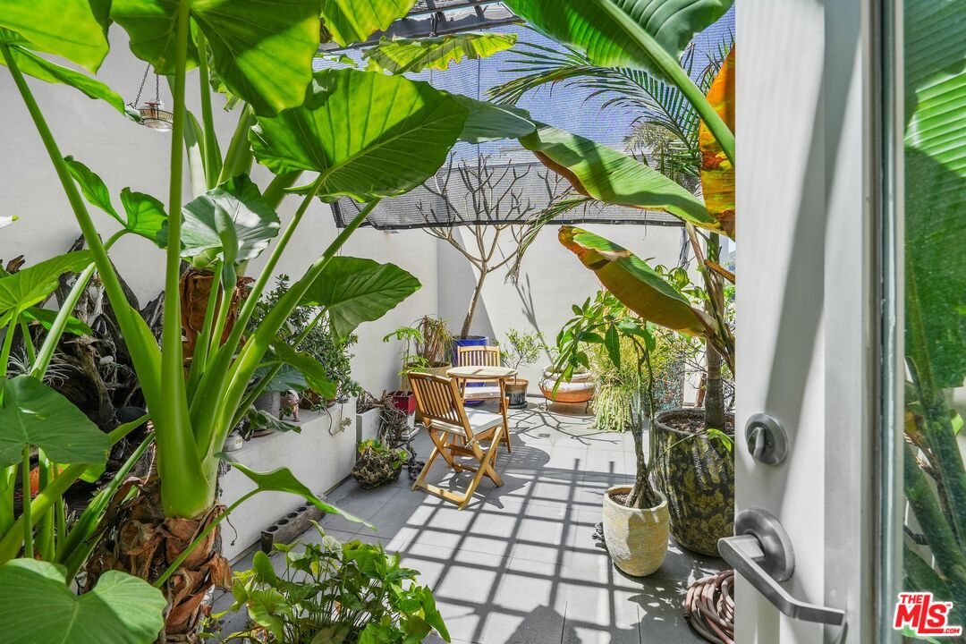 Los Angeles, California, 90028, United States, 3 Bedrooms Bedrooms, ,5 BathroomsBathrooms,Residential,For Sale,1744726