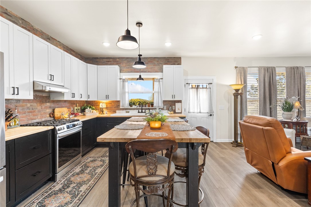 Yellville, Arkansas, 72687, United States, 2 Bedrooms Bedrooms, ,3 BathroomsBathrooms,Residential,For Sale,1970032