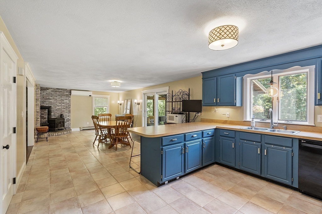Lunenburg, Massachusetts, 01462, United States, 4 Bedrooms Bedrooms, ,3 BathroomsBathrooms,Residential,For Sale,1885321