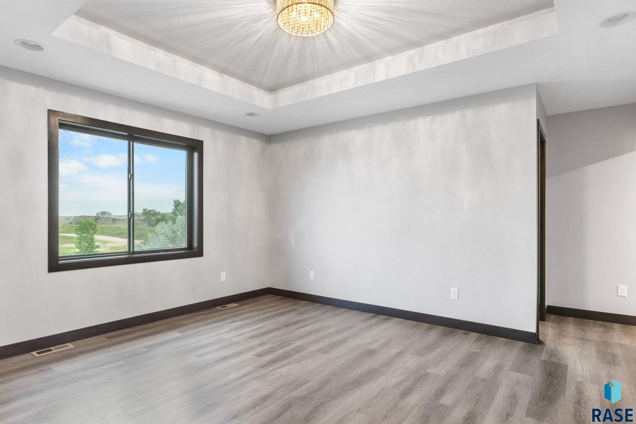 Sioux Falls, South Dakota, 57103, United States, 6 Bedrooms Bedrooms, ,4 BathroomsBathrooms,Residential,For Sale,1898339