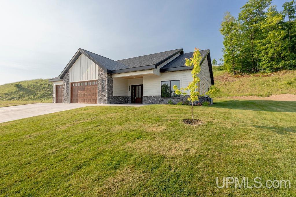 Houghton, Michigan, 49931, United States, 3 Bedrooms Bedrooms, ,3 BathroomsBathrooms,Residential,For Sale,1826025