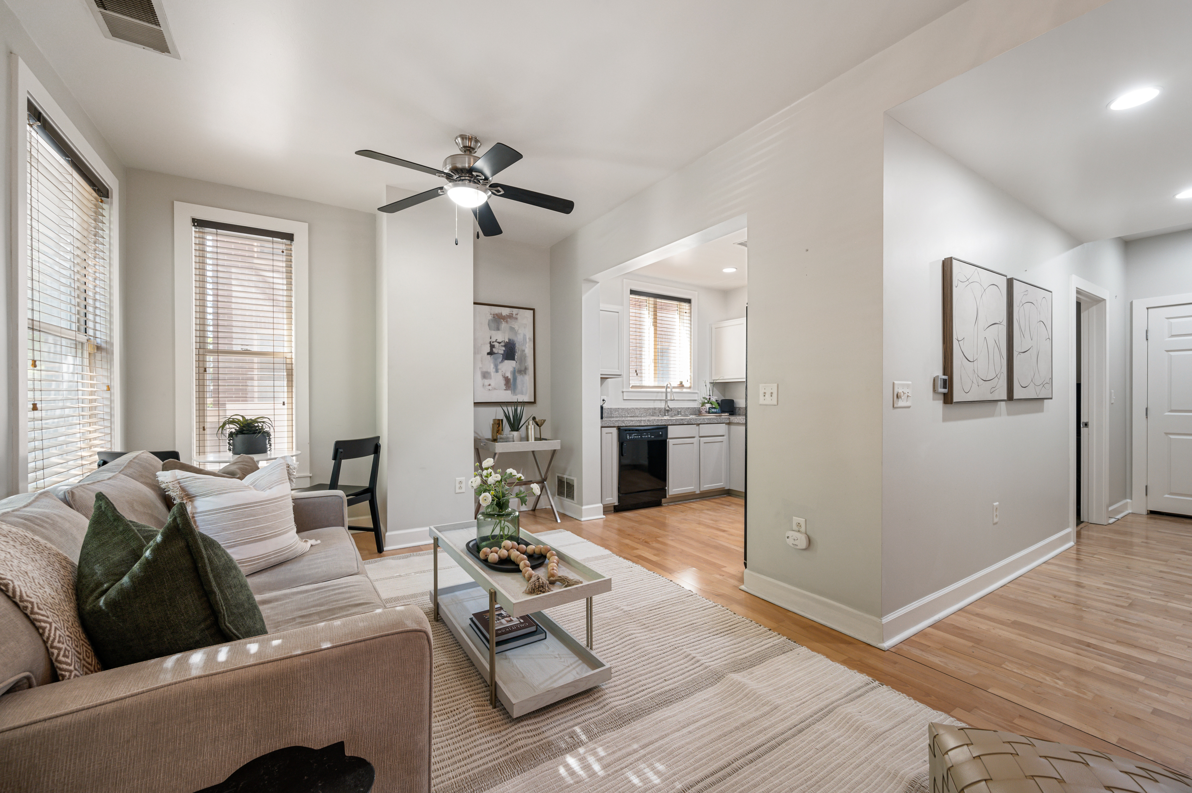  Spacious 1-Bedroom Main Floor Condo in a Prime Location - 物件實景