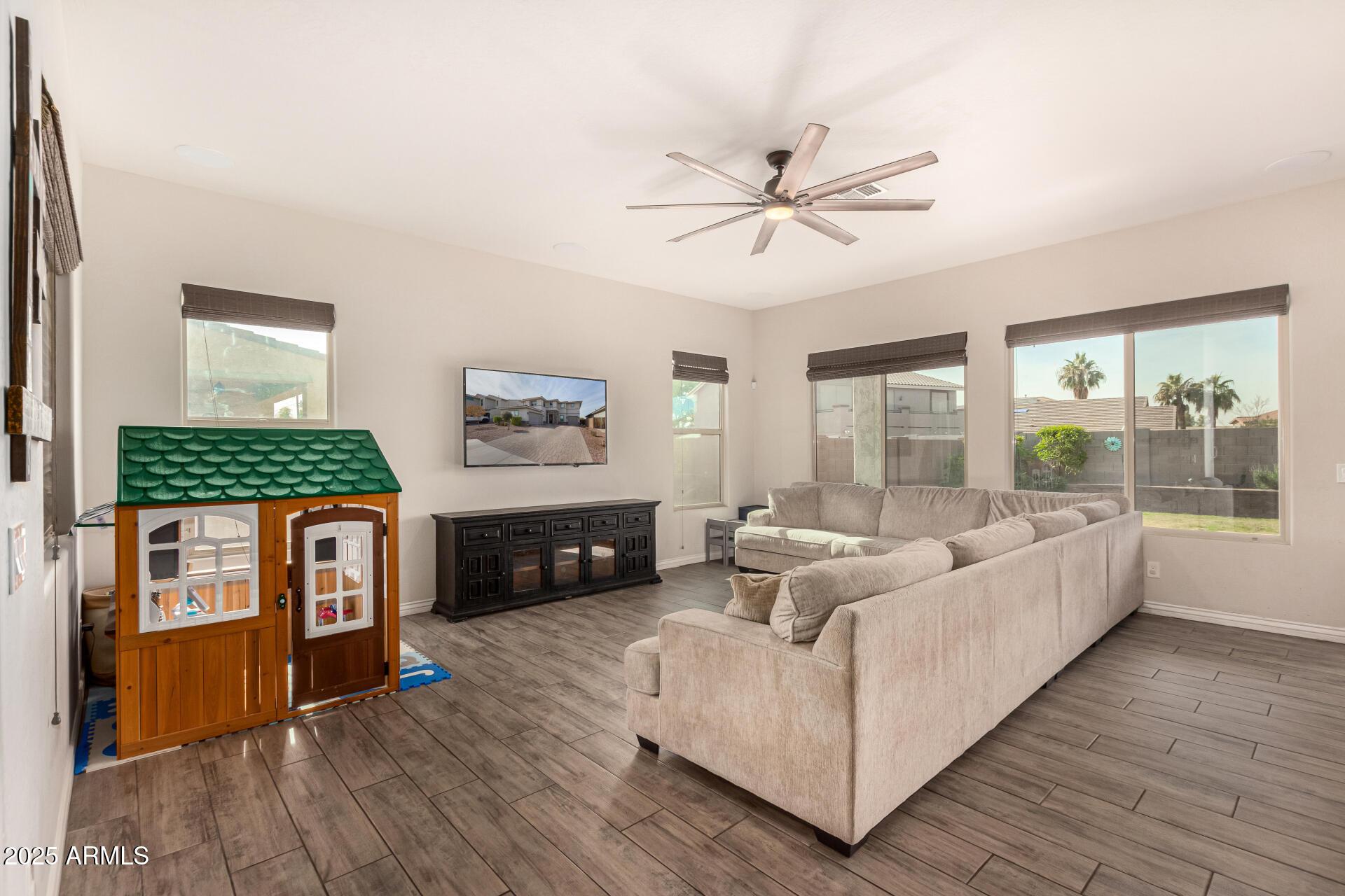 Glendale, Arizona, 85305, United States, 4 Bedrooms Bedrooms, ,5 BathroomsBathrooms,Residential,For Sale,1881067