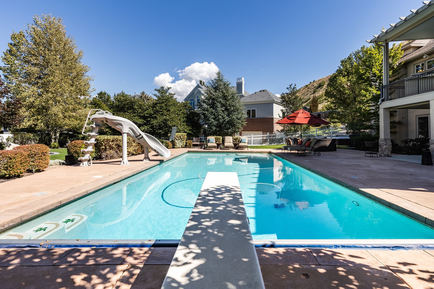  Stately Gated-Community Estate on Nearly Half an Acre: Vaulted Ceilings, Valley - 物件實景