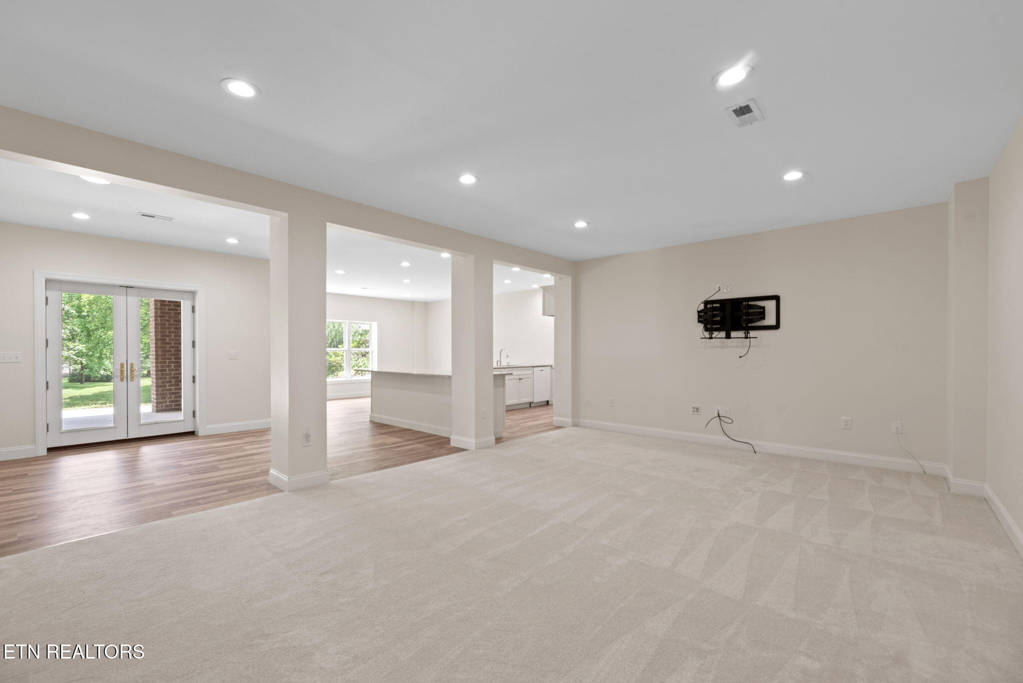 Kingston, Tennessee, 37763, United States, 3 Bedrooms Bedrooms, ,4 BathroomsBathrooms,Residential,For Sale,1885979